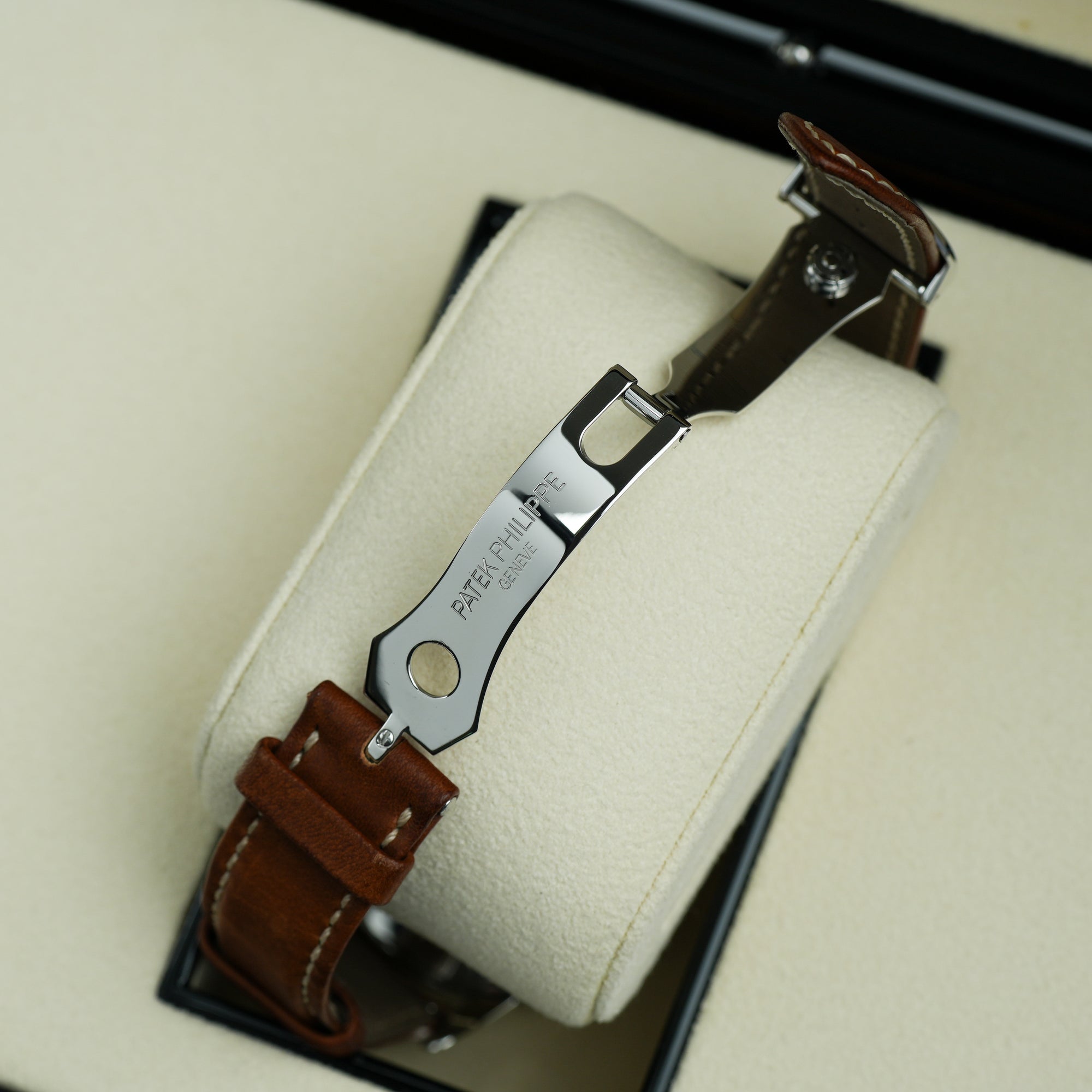Patek Philippe Calatrava Weekly Calendar 5212A-001 40mm cross deployment clasp