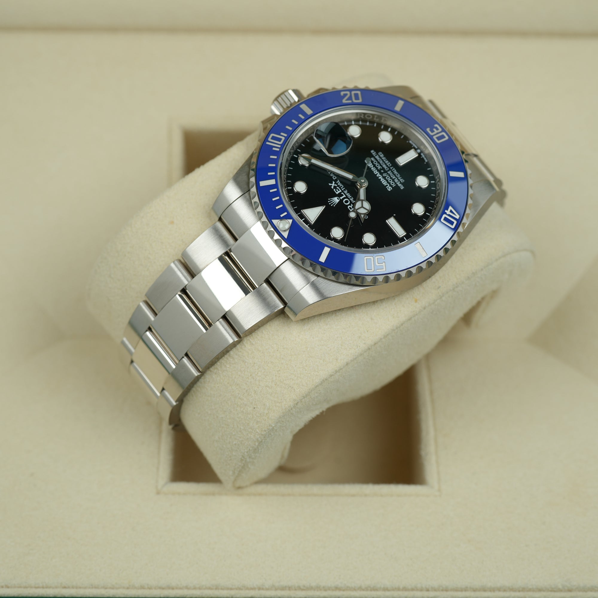 Rolex Submariner Date 126619LB Cookie Monster case lug left upper