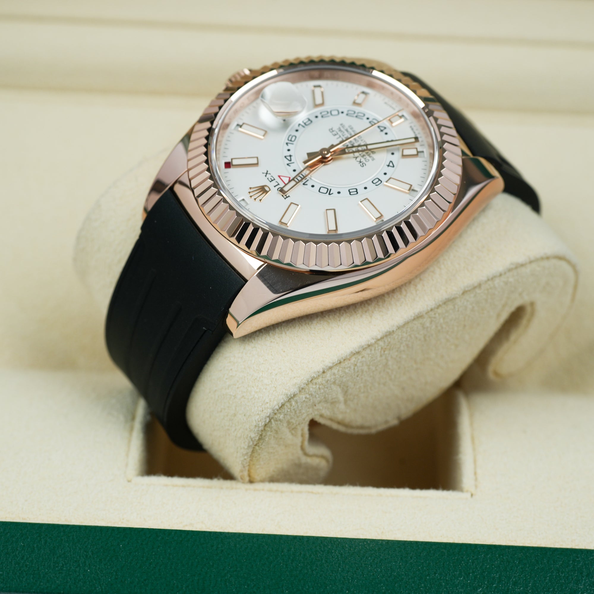 Rolex Sky-Dweller 326135 42mm case lug