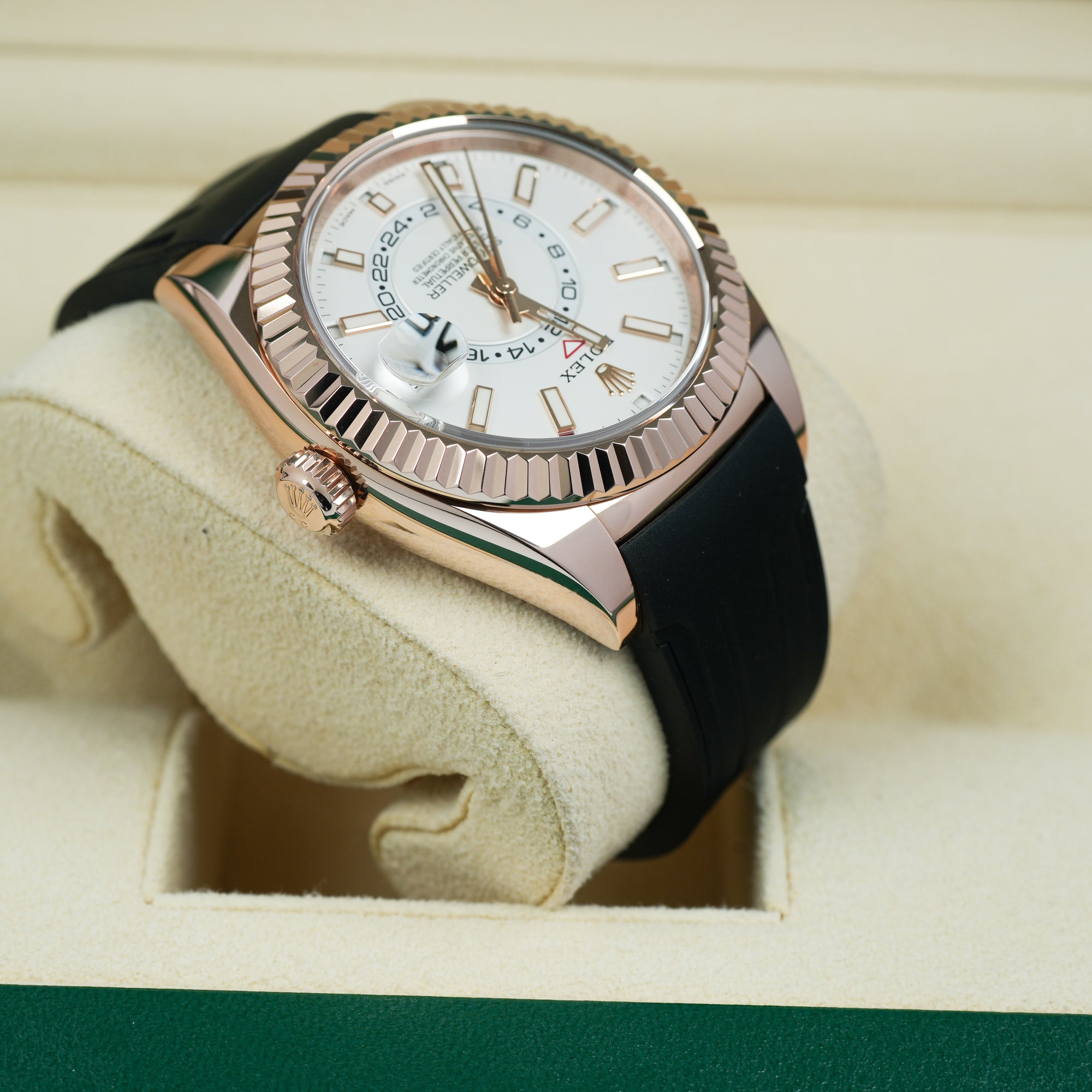 Rolex Sky-Dweller 326135 42mm case lug