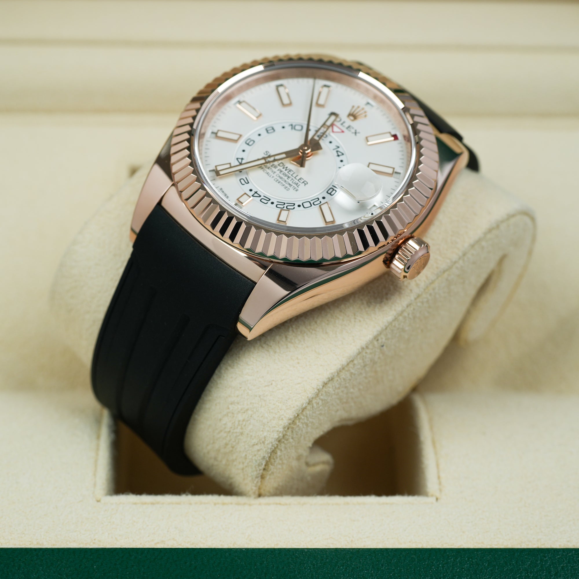 Rolex Sky-Dweller 326135 42mm case lug