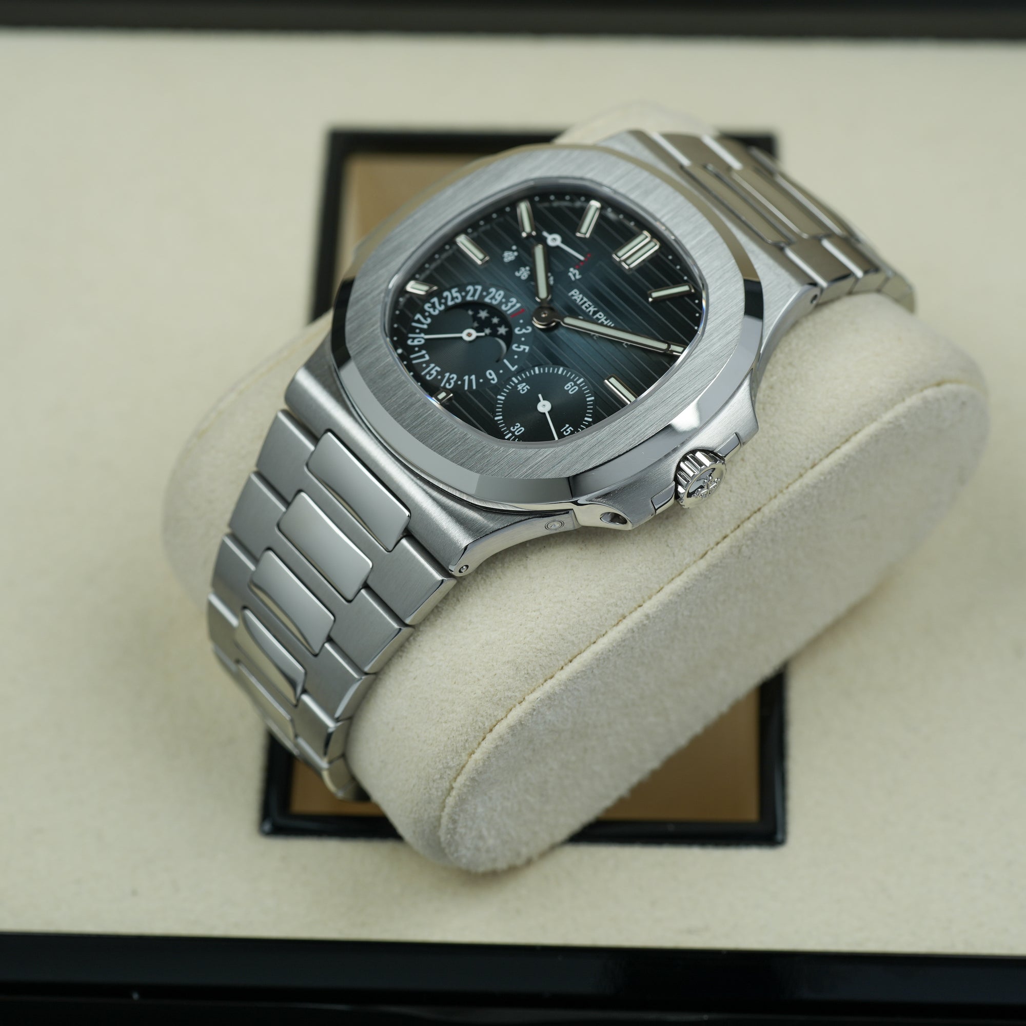 Patek Philippe Nautilus 5712/1A-001 lug case