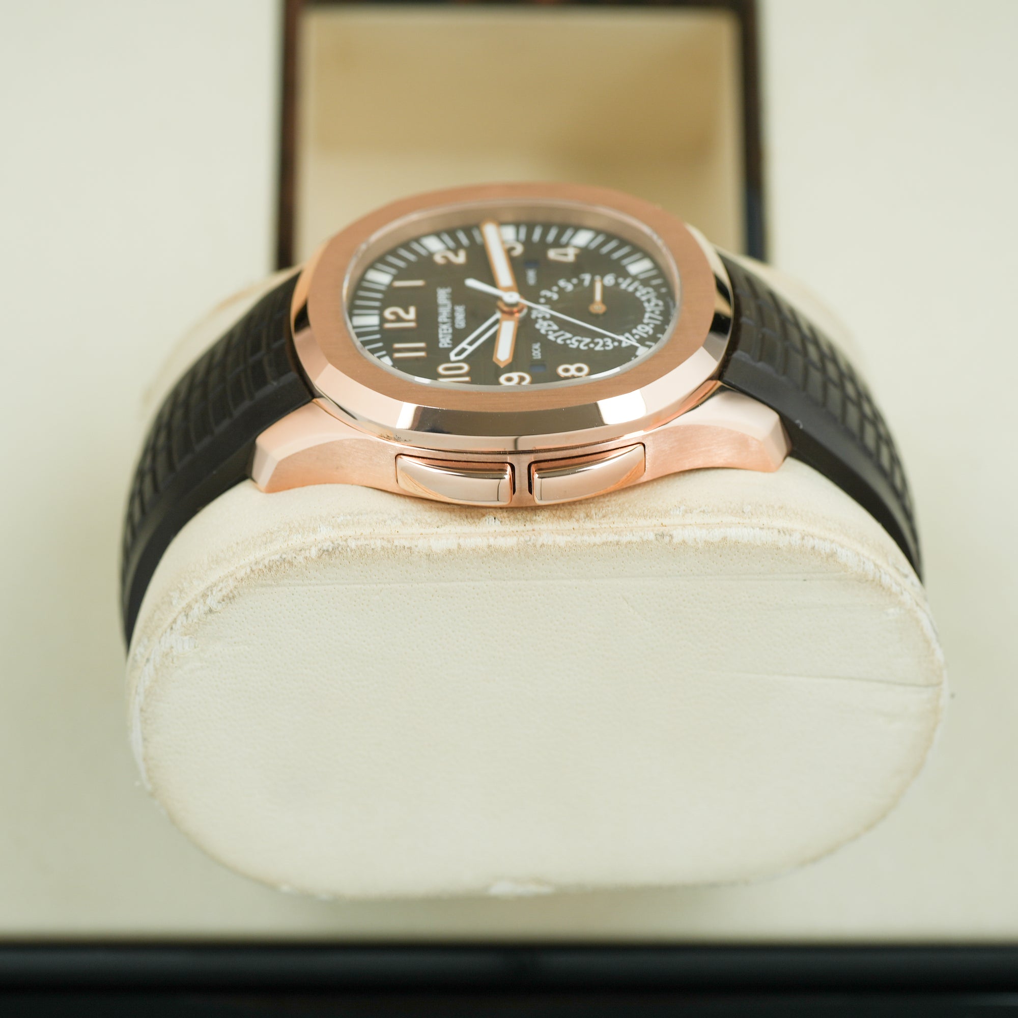 Patek Philippe Aquanaut 5164R-001  case pusher time change