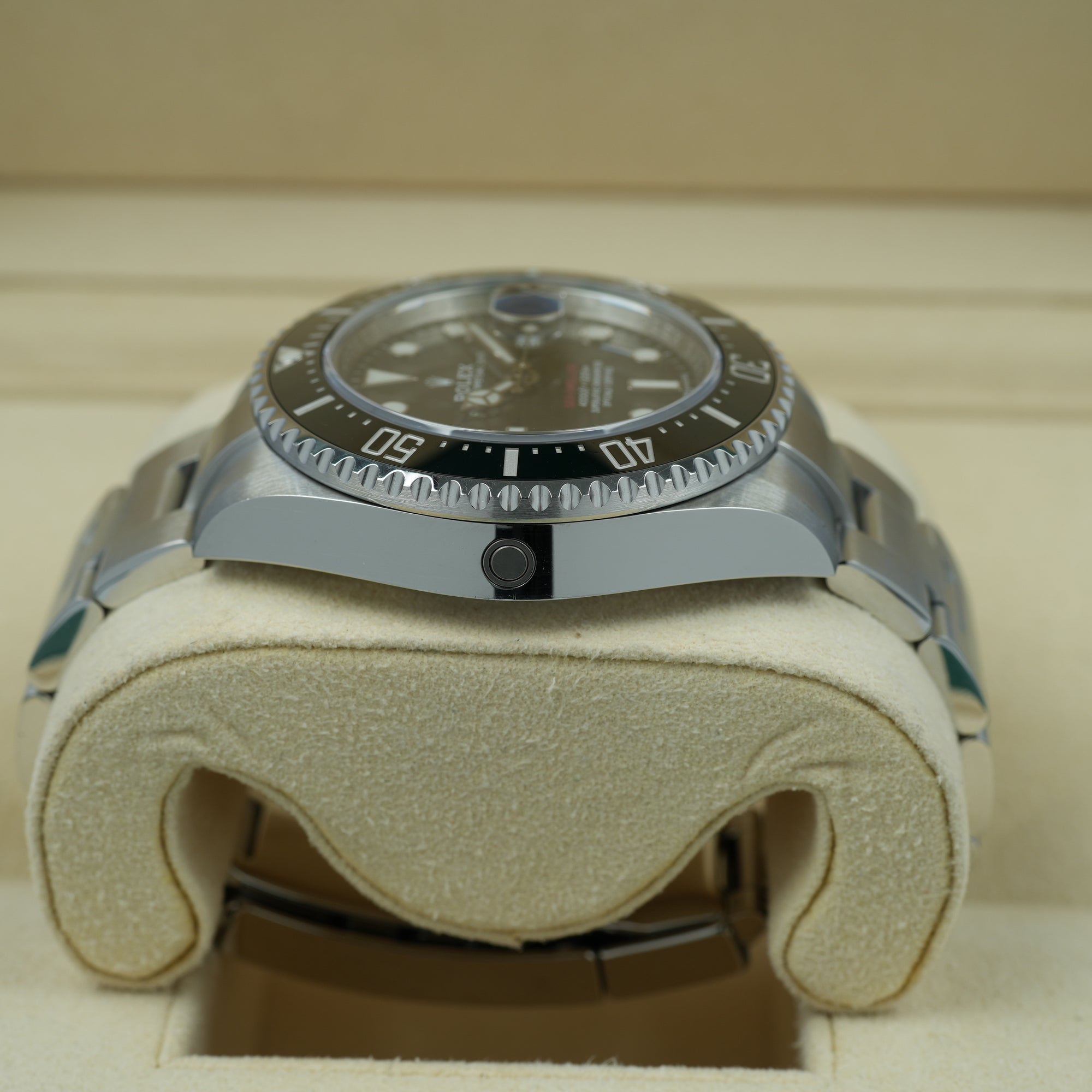 Rolex Sea-Dweller 126600 lug case helium escape valve