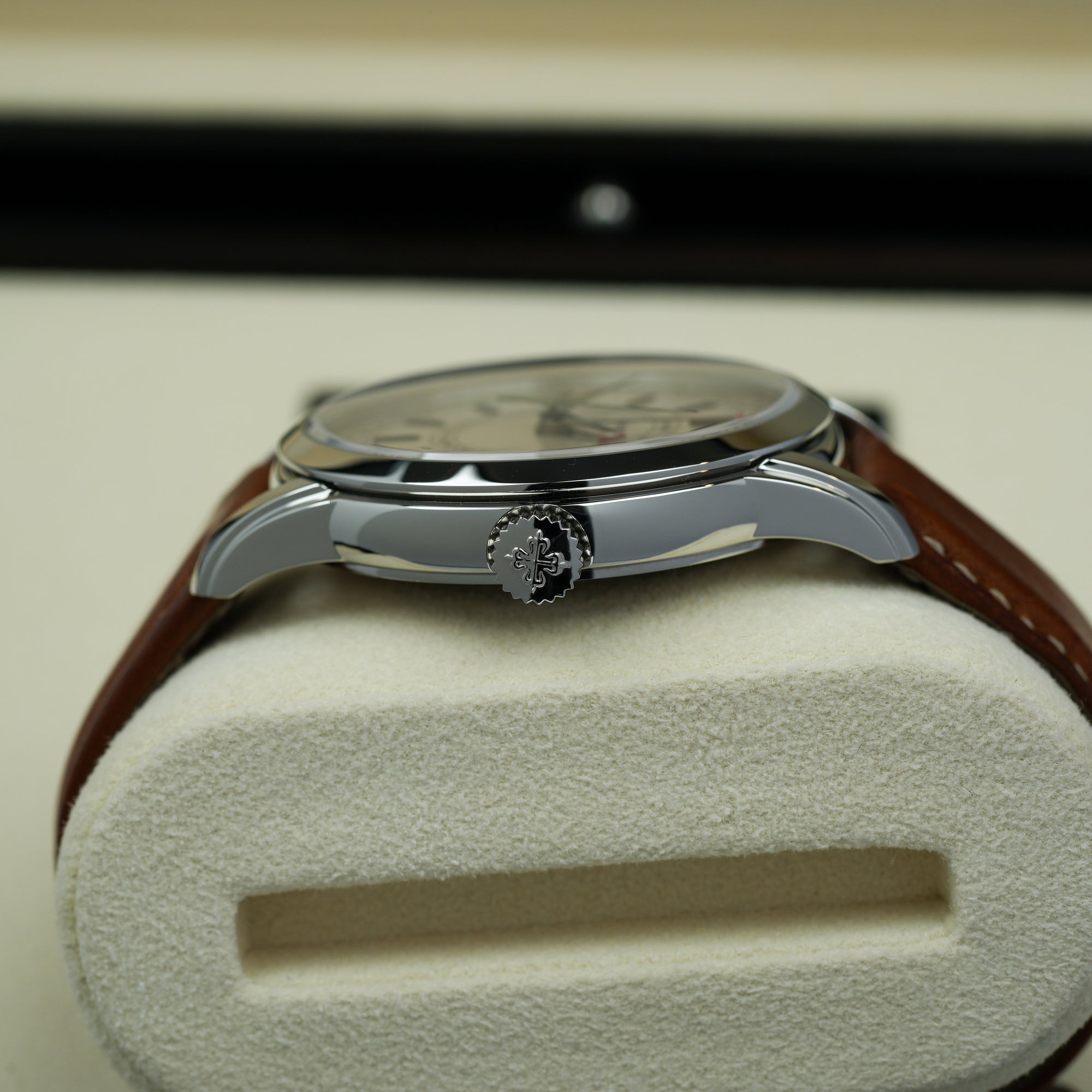 Patek Philippe Calatrava Weekly Calendar 5212A-001 40mm case crown