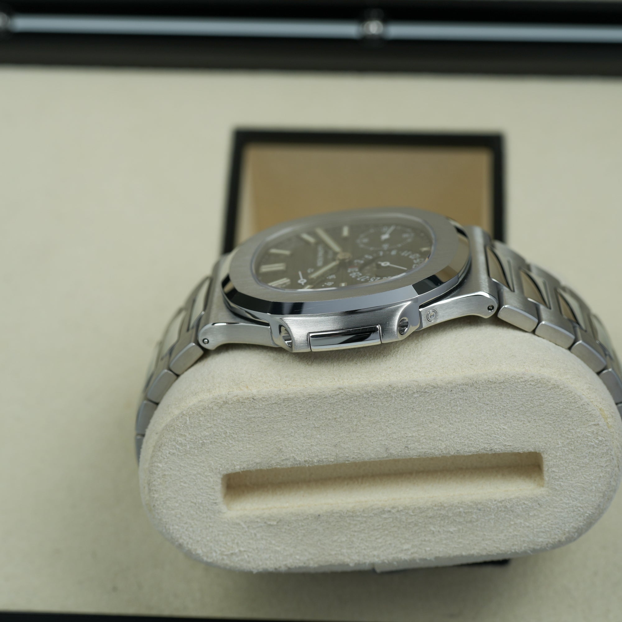 Patek Philippe Nautilus 5712/1A-001  case