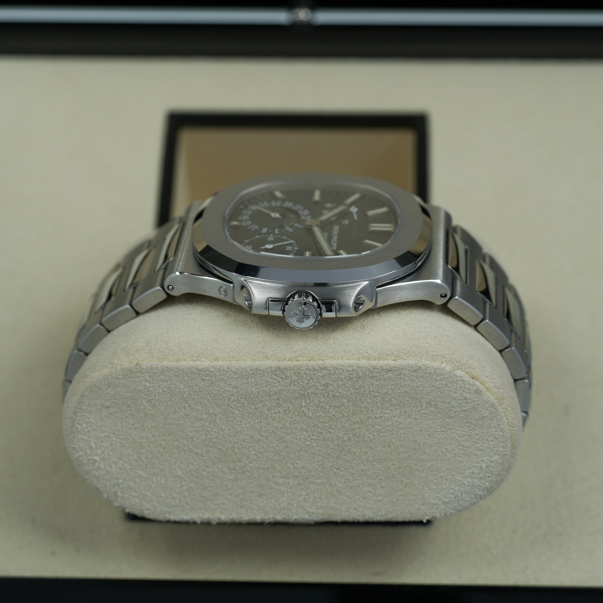 Patek Philippe Nautilus 5712/1A-001 lug case crown