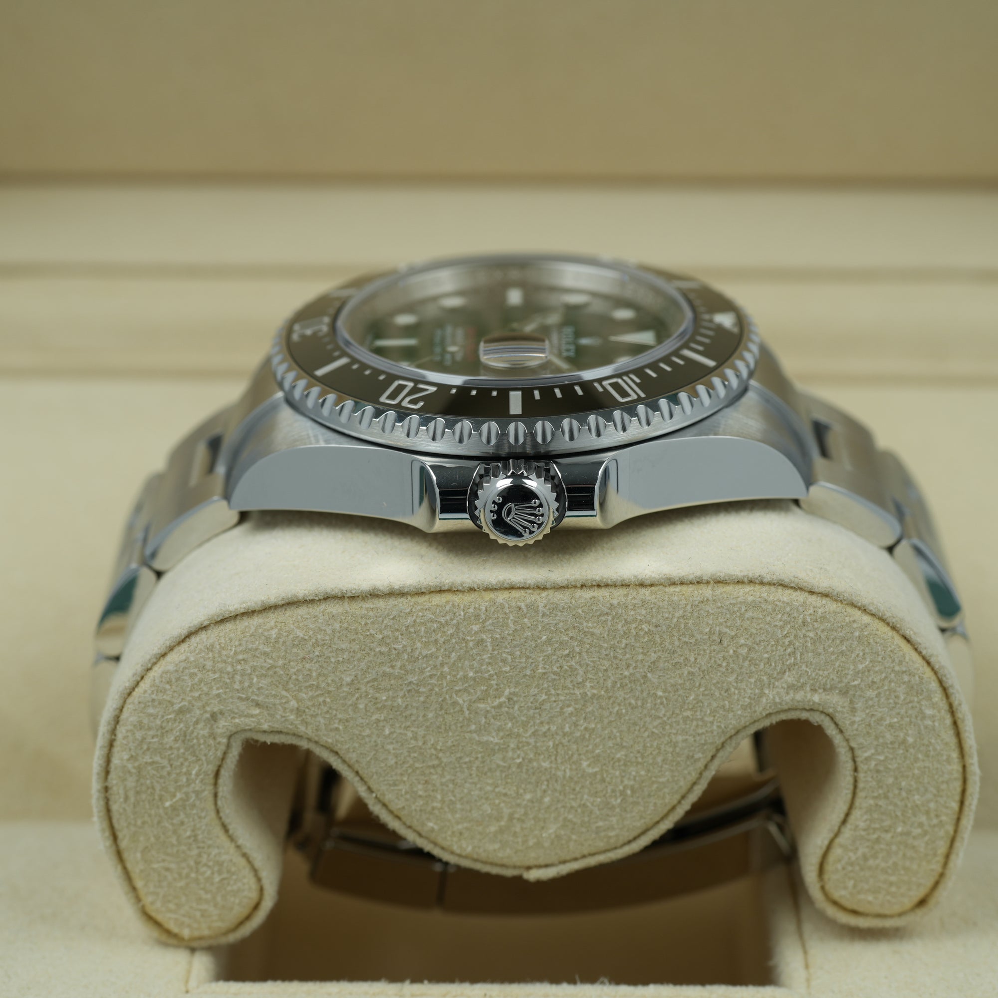 Rolex Sea-Dweller 126600 lug case crown