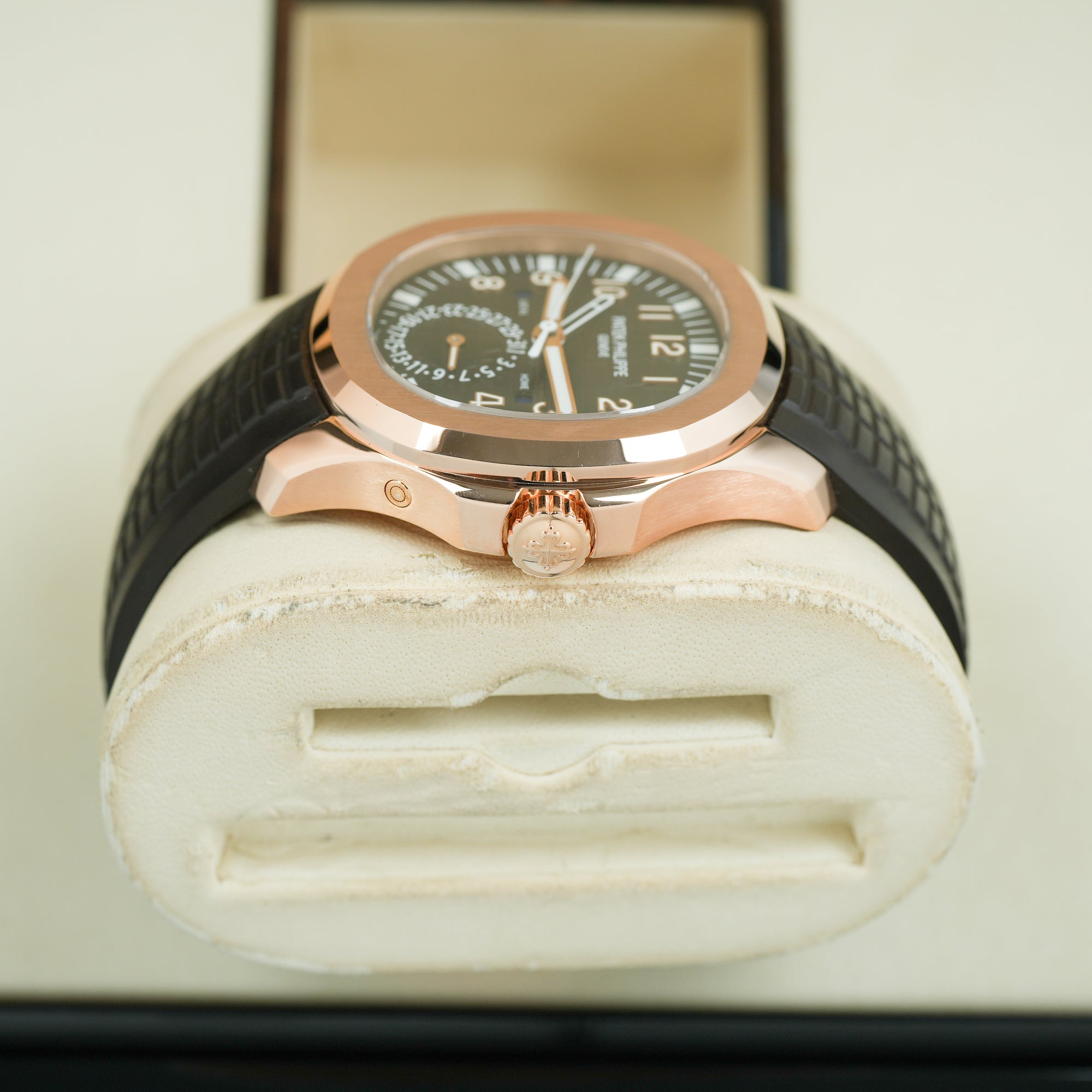 Patek Philippe Aquanaut 5164R-001  lug case crown pusher