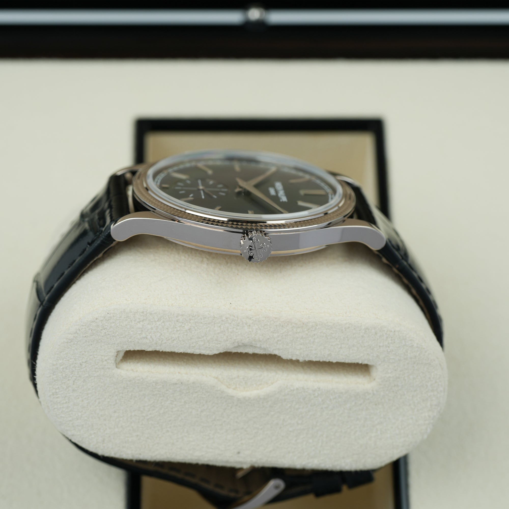 Patek Philippe Calatrava 6119G case crown