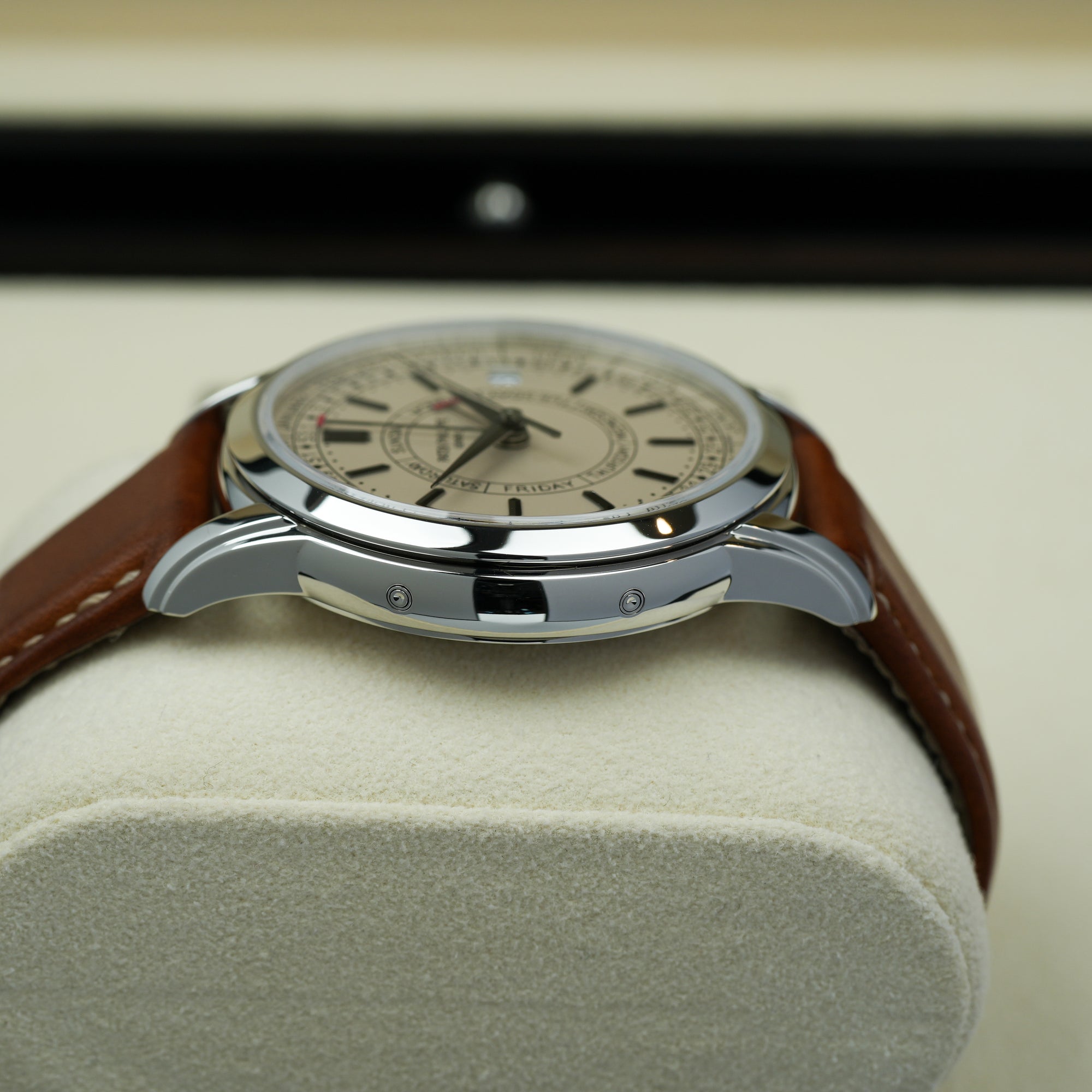 Patek Philippe Calatrava Weekly Calendar 5212A-001 40mm case left pusher