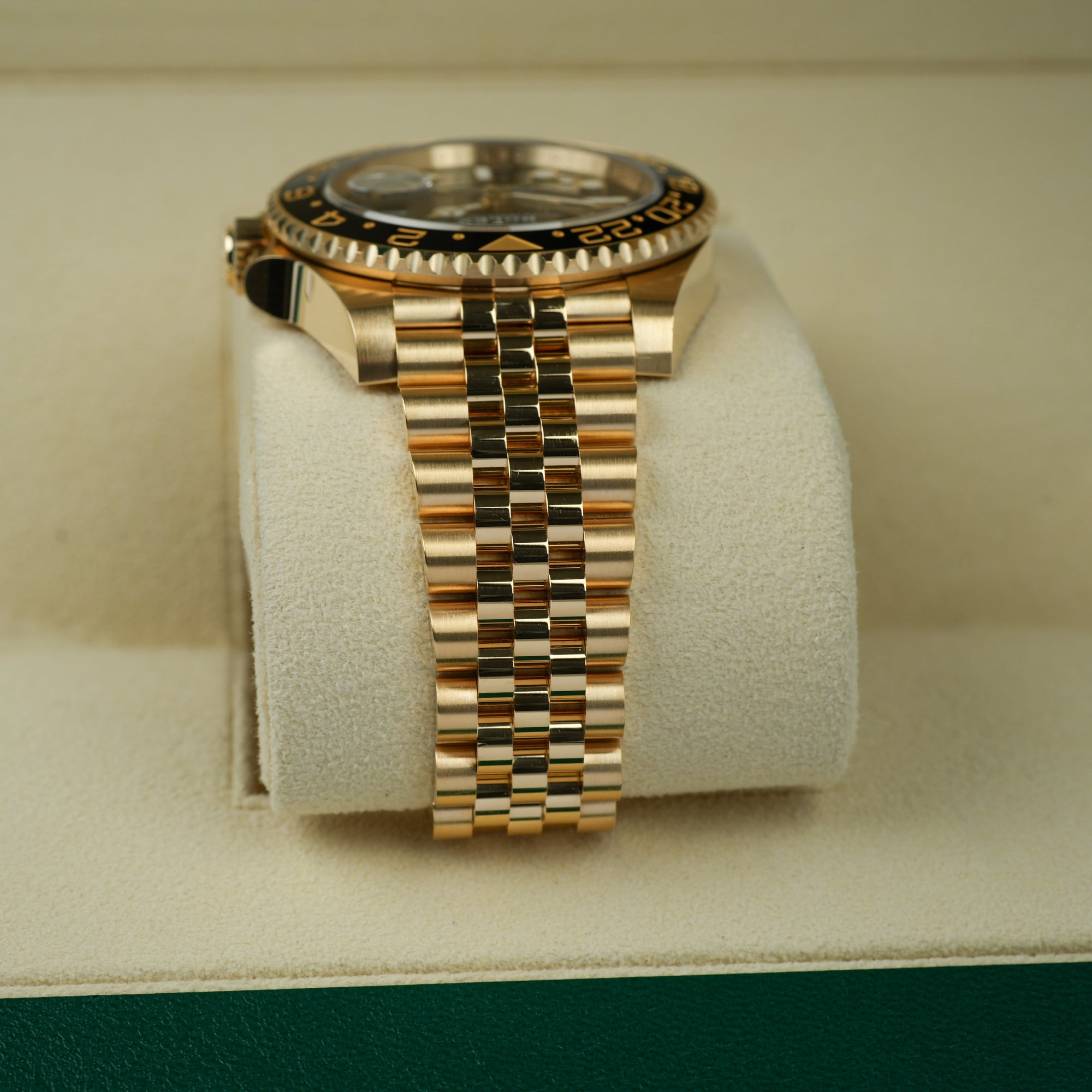 Rolex GMT-Master II 126718GRNR case lug  bracelet