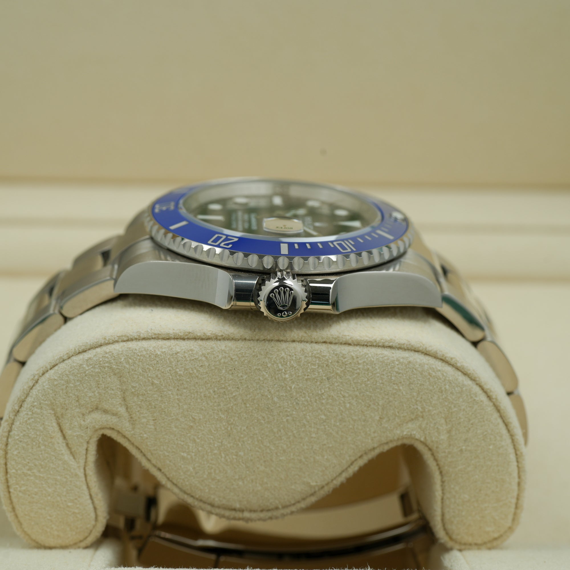 Rolex Submariner Date 126619LB Cookie Monster case lug crown