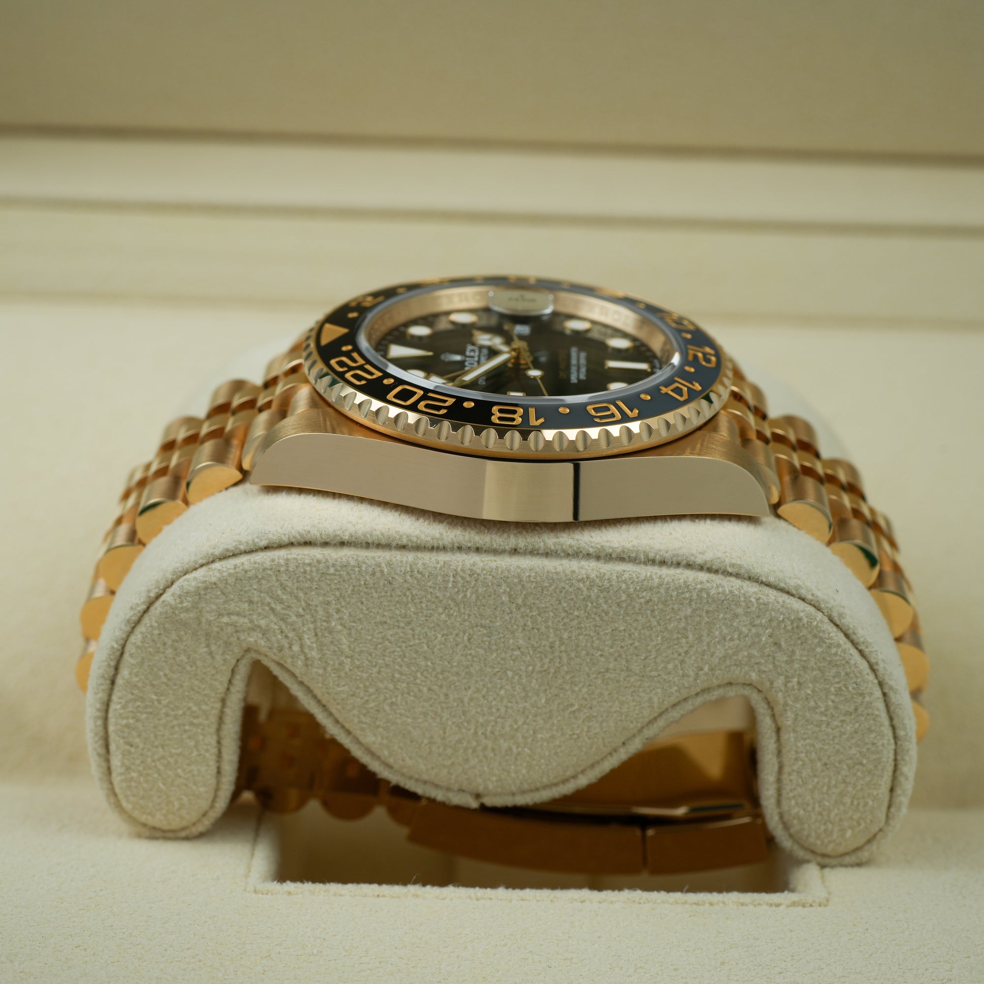 Rolex GMT-Master II 126718GRNR case lug  bracelet