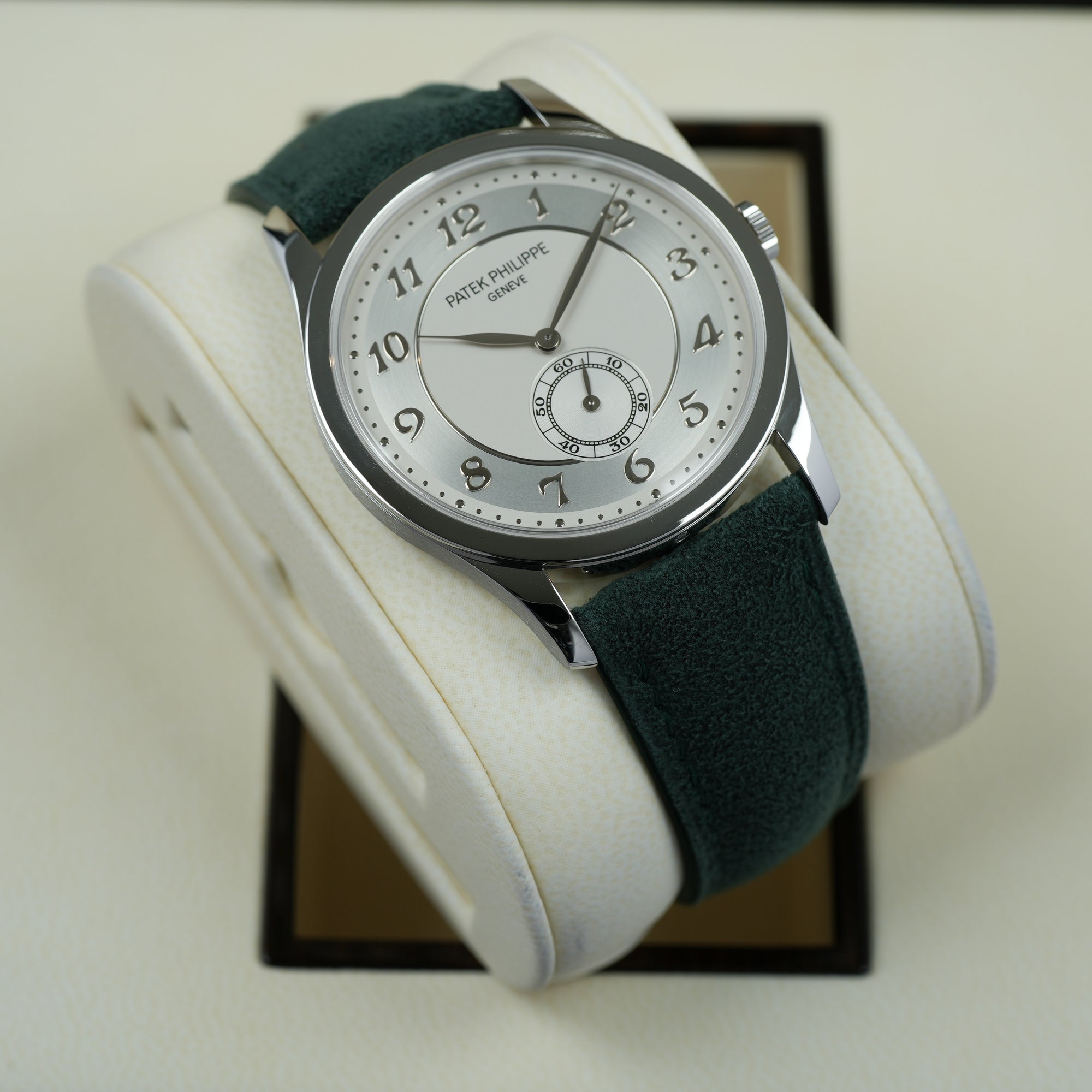 Patek Philippe Calatrava 5196P-001 37mm case platinum