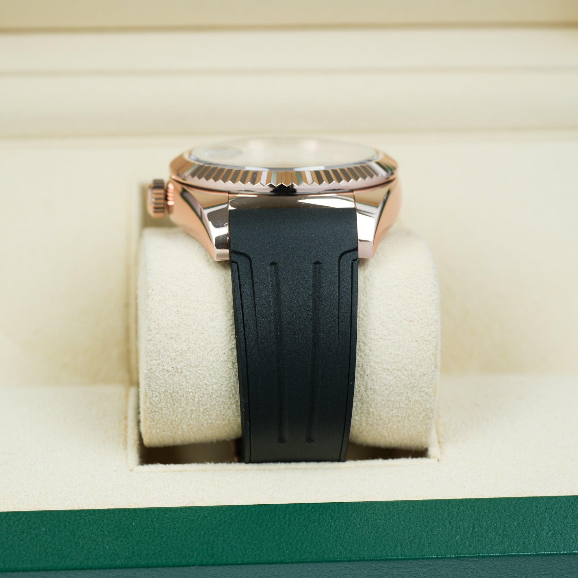 Rolex Sky-Dweller 326135 42mm case lug rubber b strap