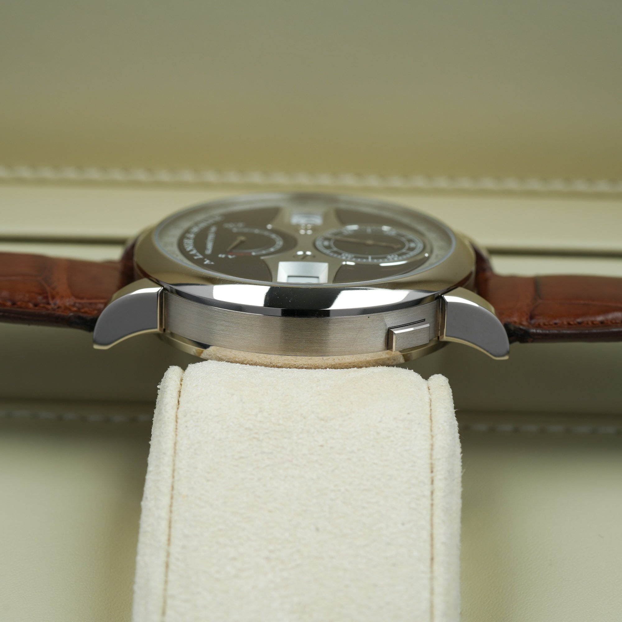 A. Lange &amp; Söhne Zeitwerk Date 148.038 44mm dial front case lug