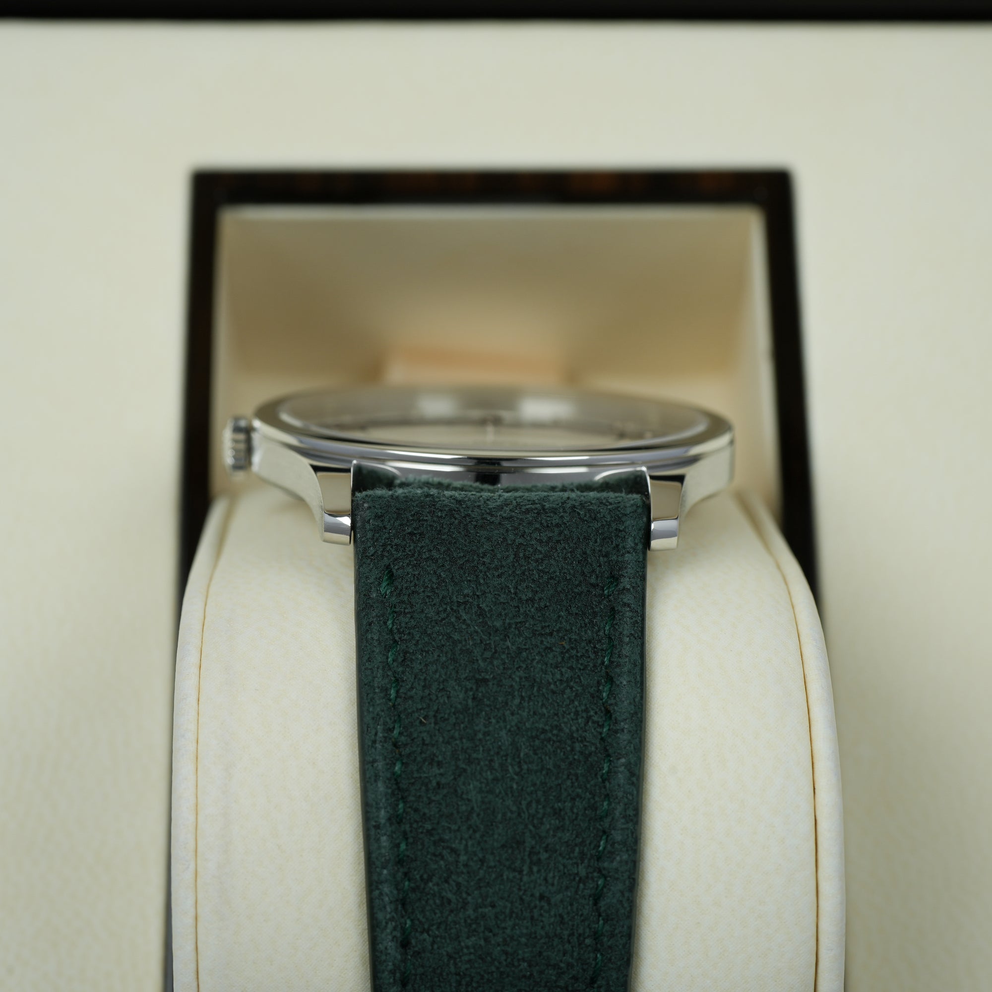 Patek Philippe Calatrava 5196P-001 37mm case platinum