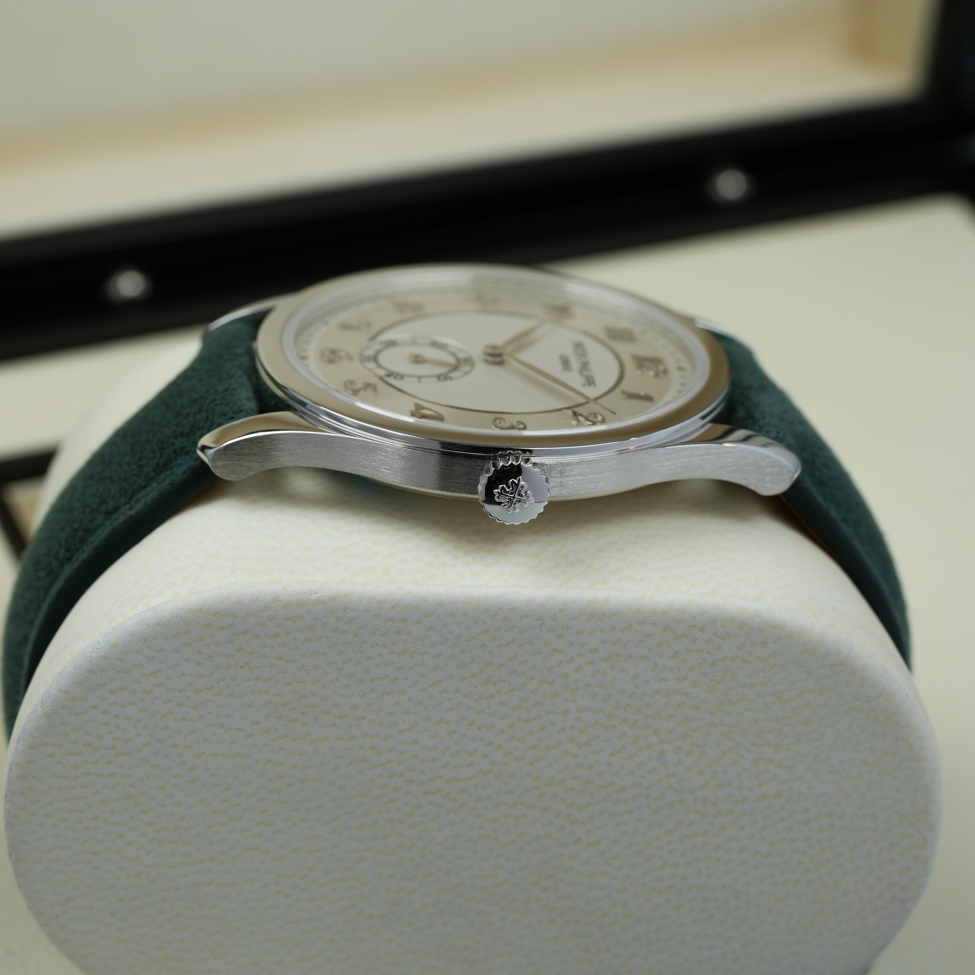 Patek Philippe Calatrava 5196P-001 37mm case platinum crown