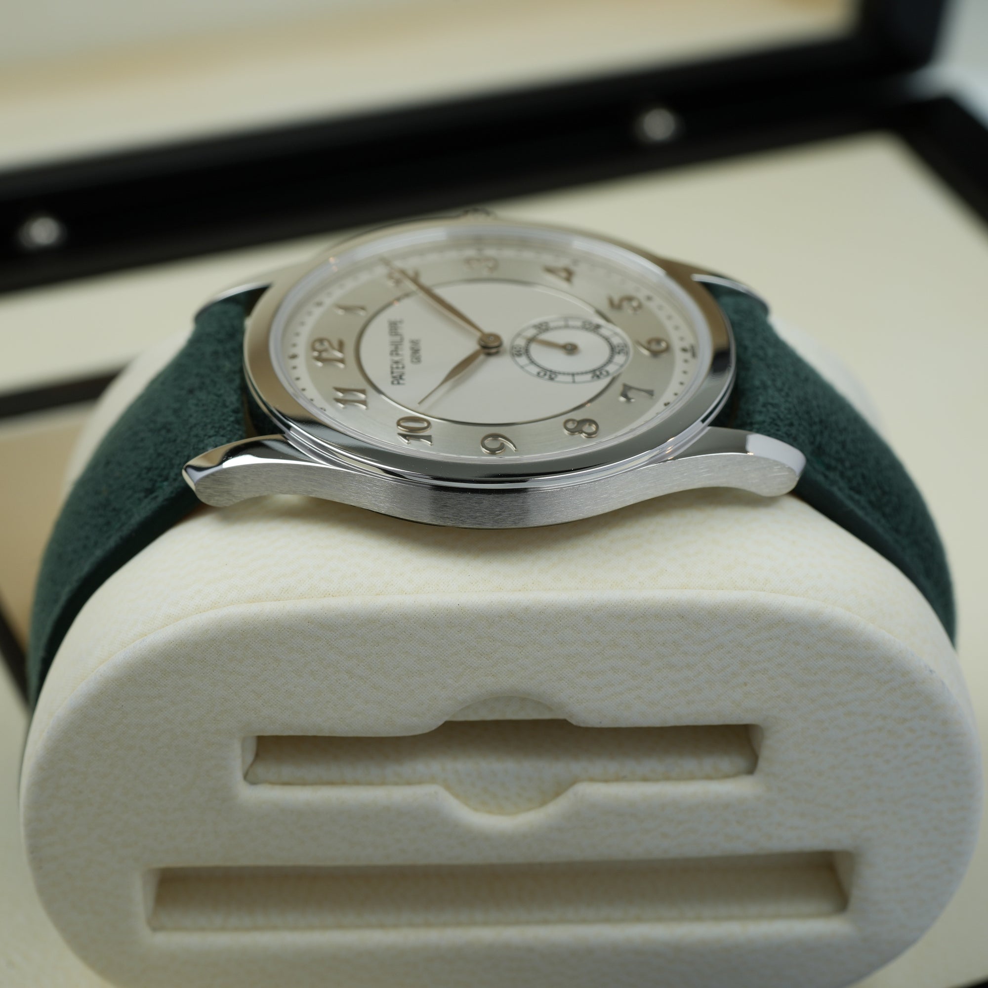 Patek Philippe Calatrava 5196P-001 37mm case platinum 