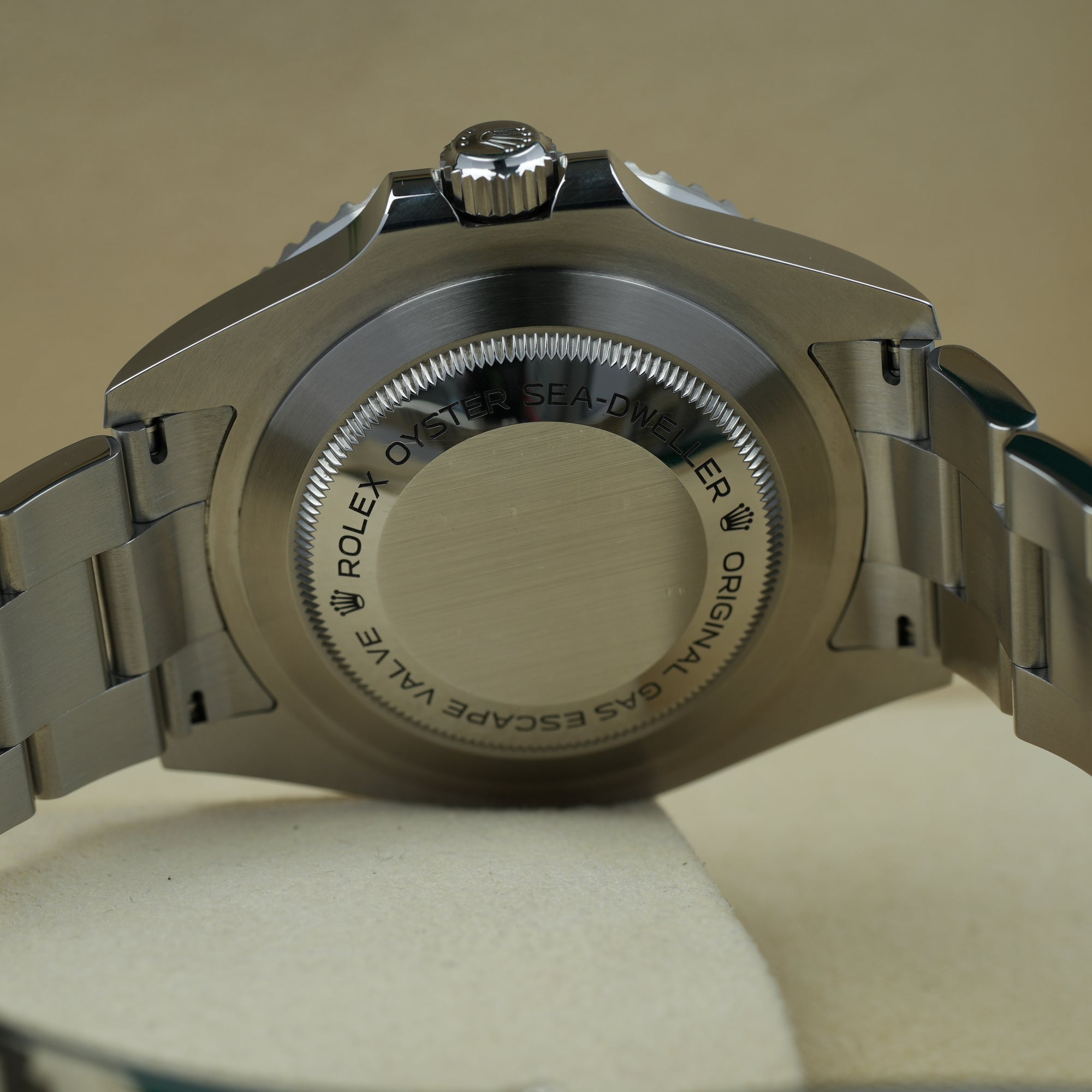 Rolex Sea-Dweller 126600 lug case bracelet caseback