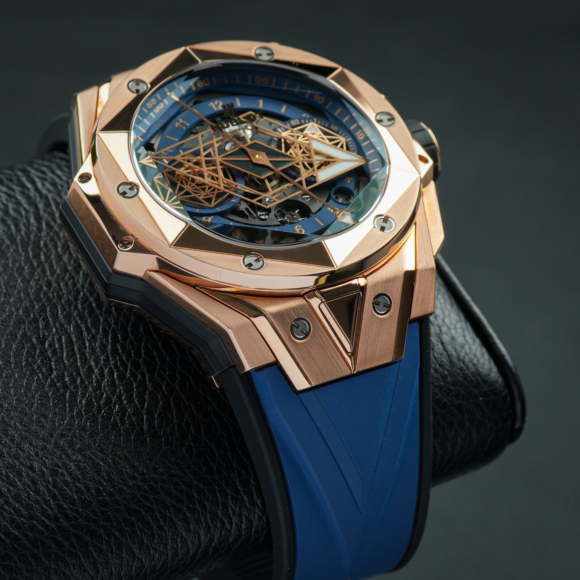 Hublot Big Bang Sang Bleu II King Gold Blue 45mm Front view