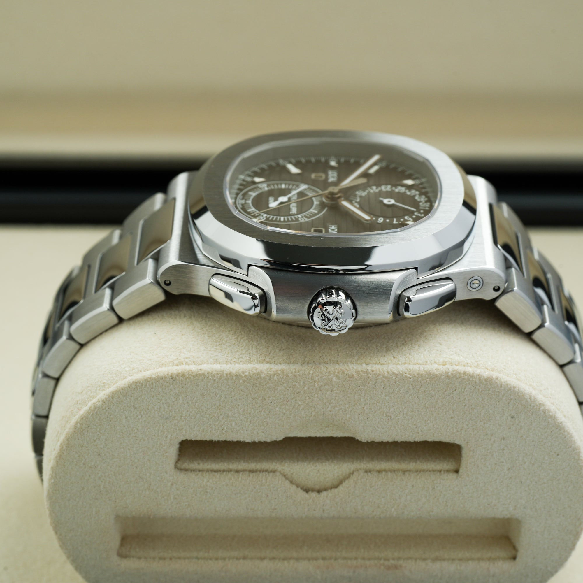 Patek Philippe Nautilus 5990/1A lug case crown