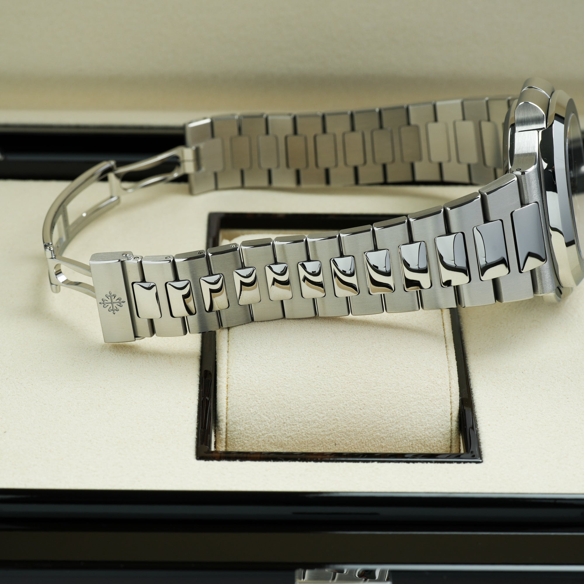 Patek Philippe Nautilus 5990/1A lug case bracelet