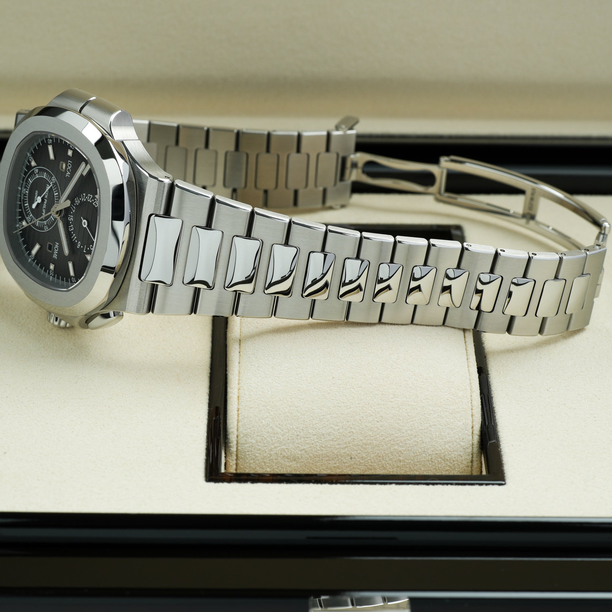 Patek Philippe Nautilus 5990/1A lug case bracelet