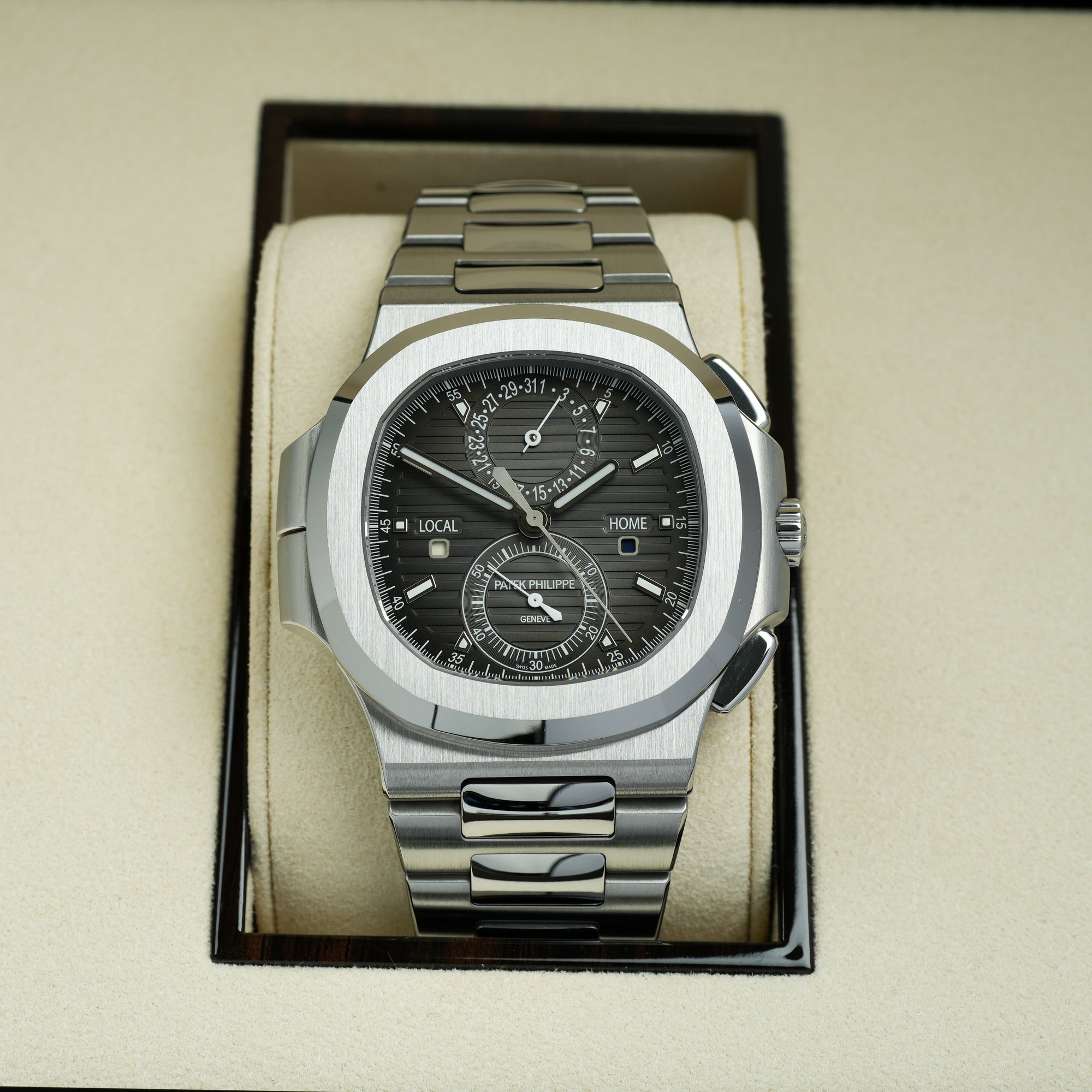 Patek Philippe Nautilus 5990/1A lug case front