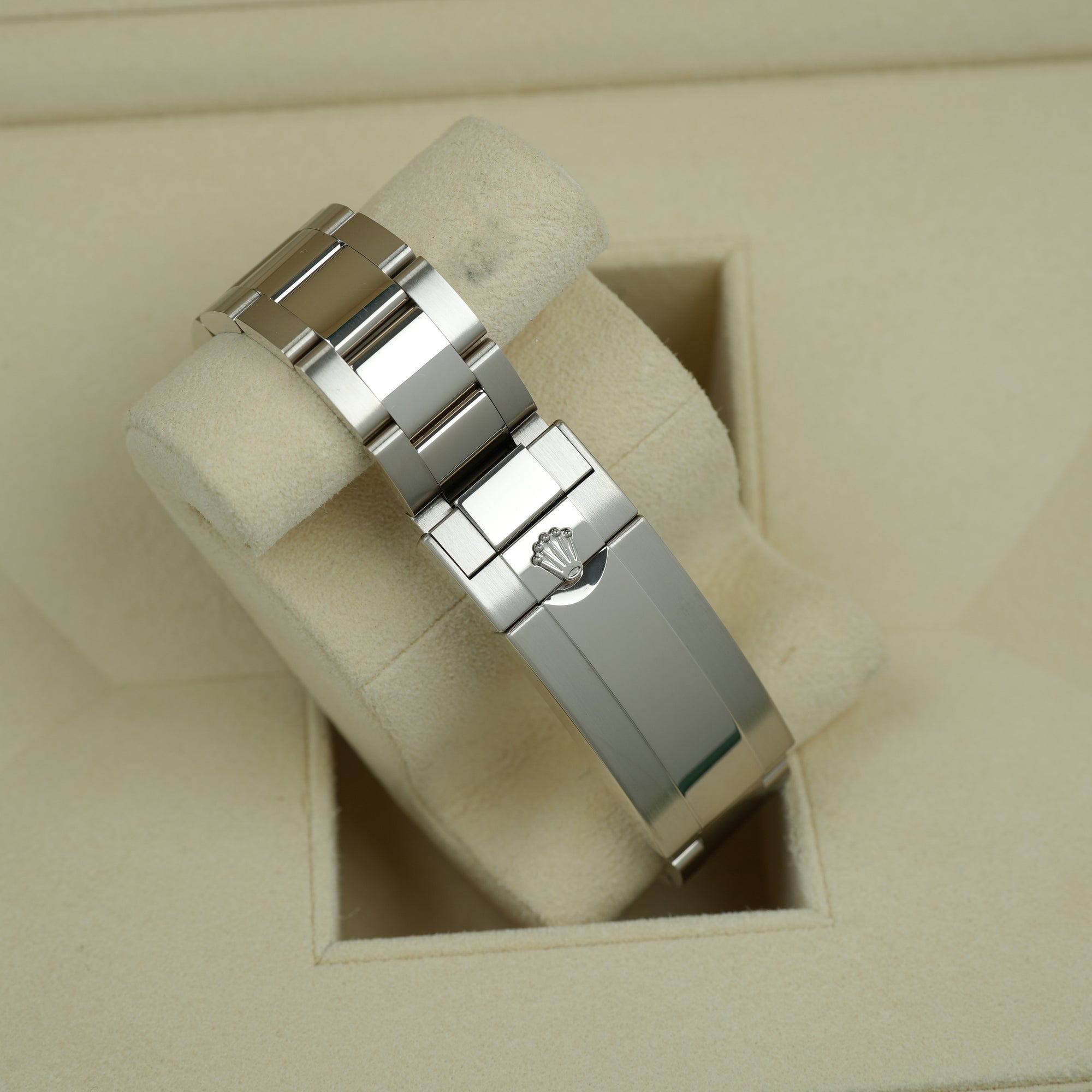 Rolex Submariner Date 126619LB Cookie Monster case lug bracelet clasp