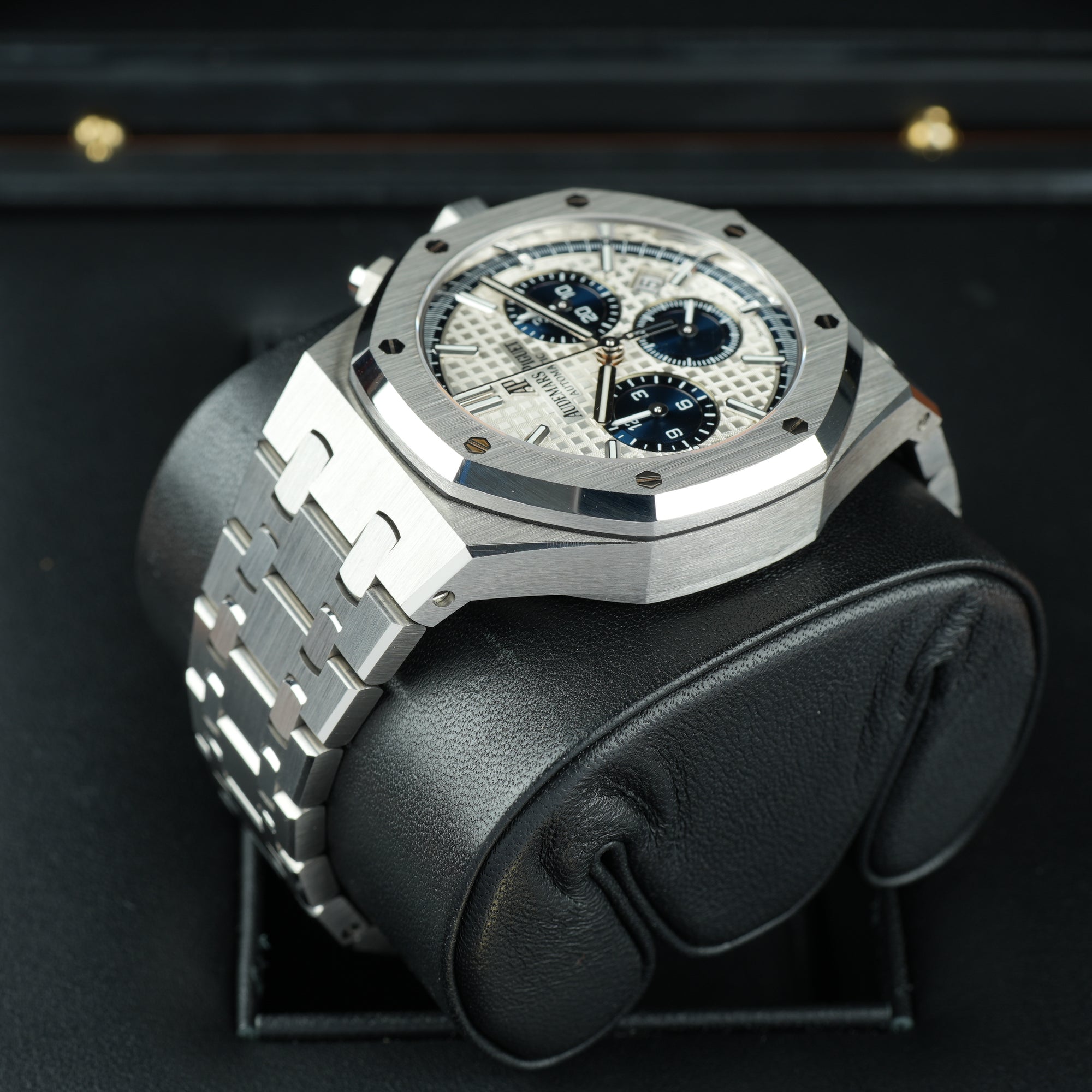 Audemars Piguet Royal Oak Chronograph Panda 38mm left upper lug case