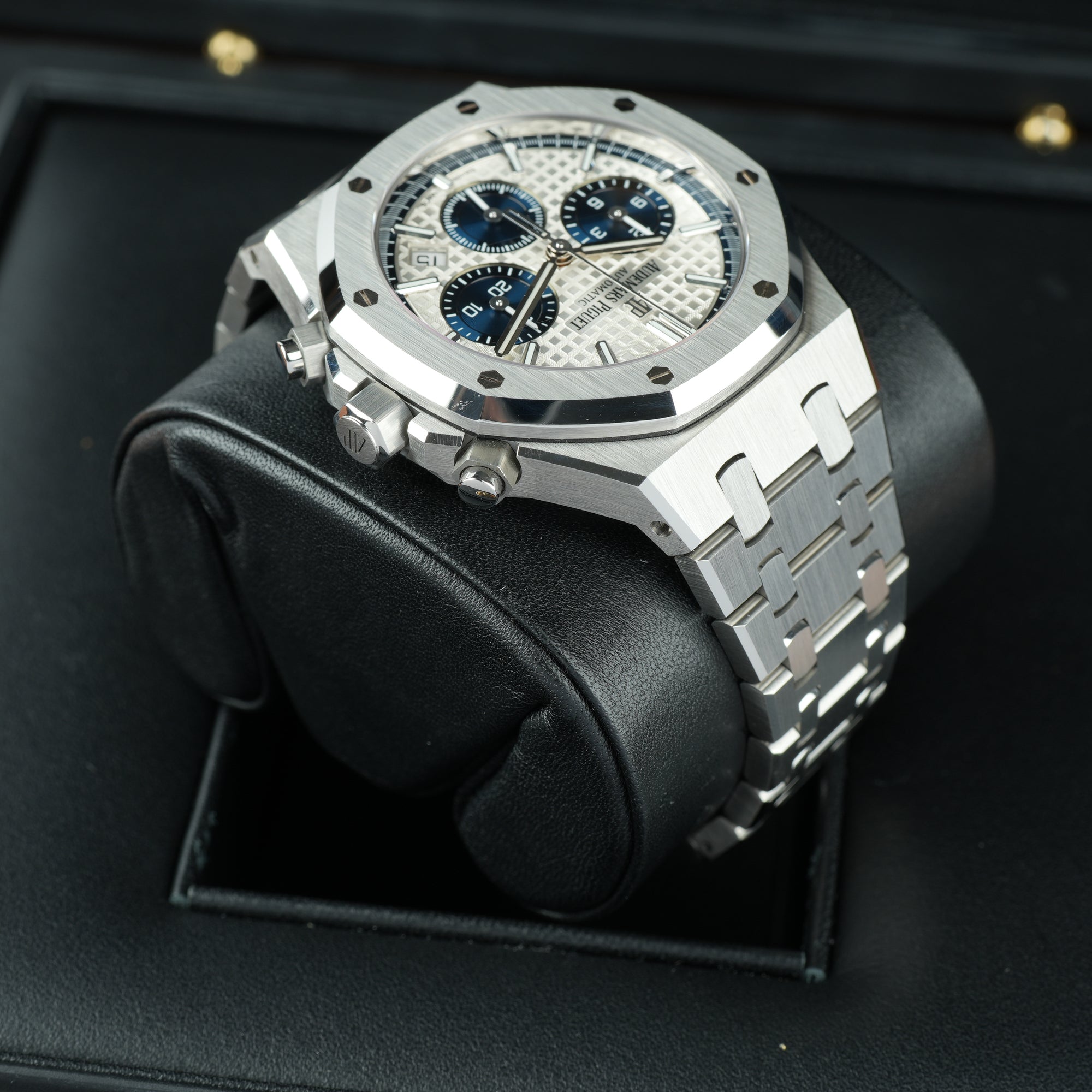 Audemars Piguet Royal Oak Chronograph Panda 38mm right upper lug case