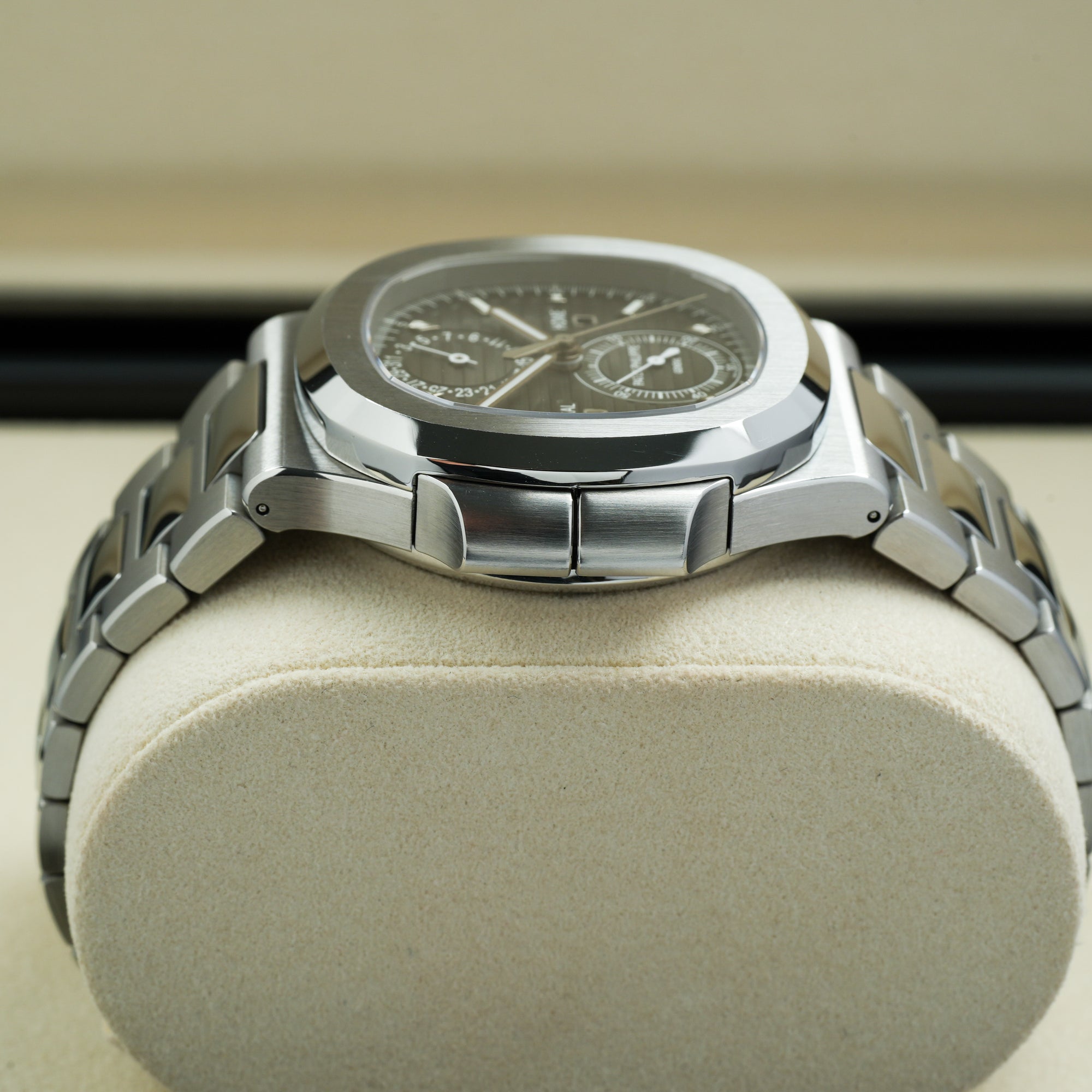 Patek Philippe Nautilus 5990/1A lug case