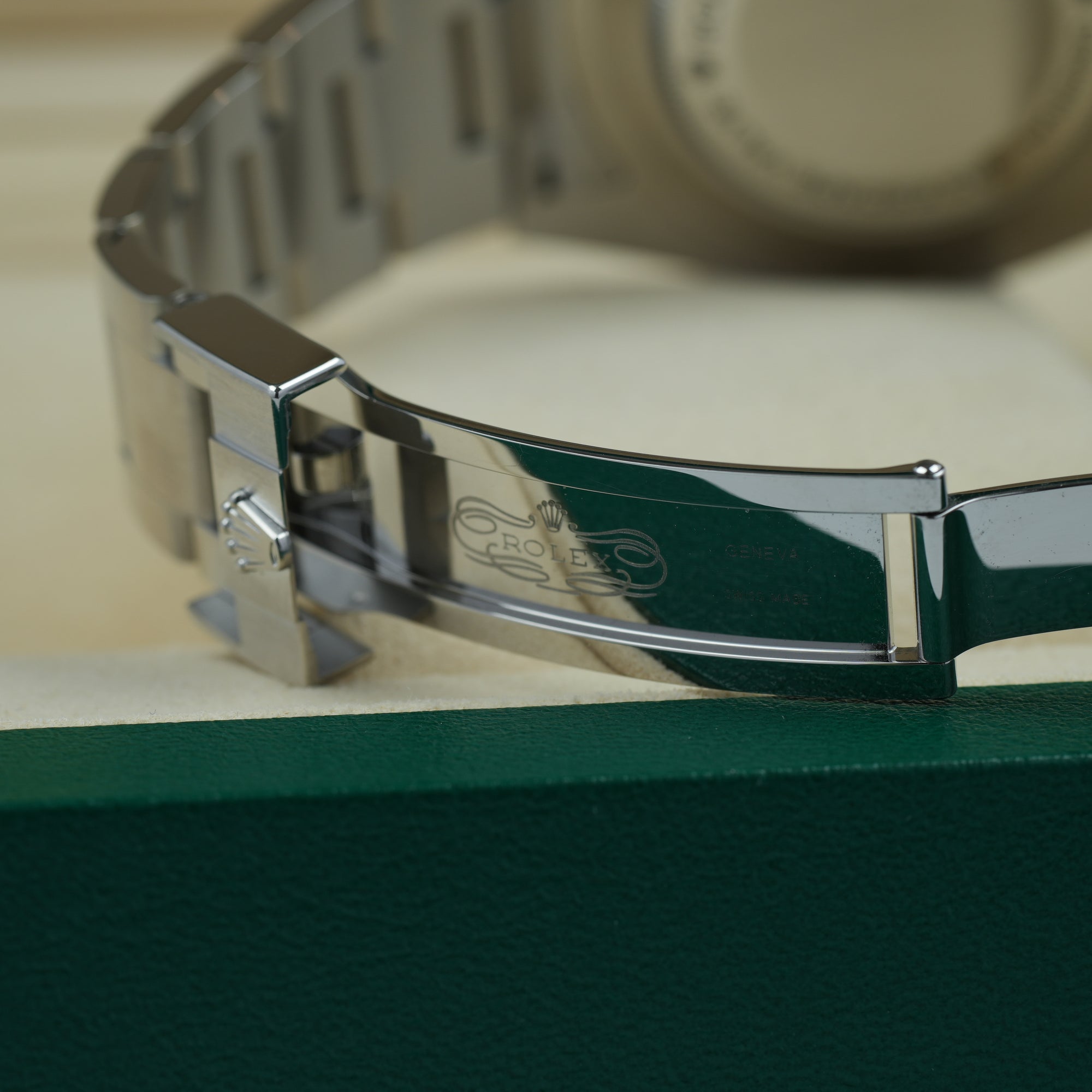 Rolex Sea-Dweller 126600 lug case bracelet clasp