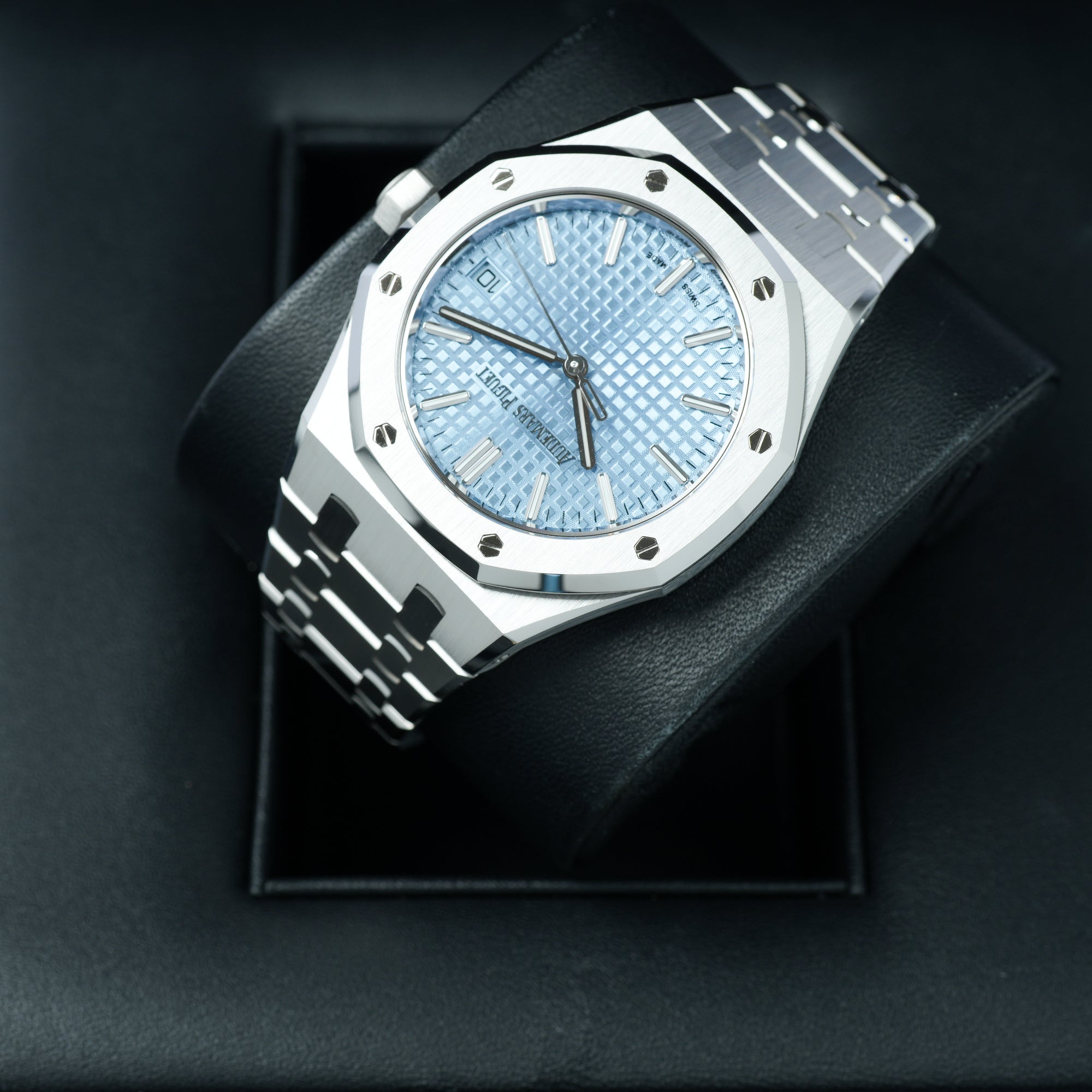 Audemars Piguet Royal Oak Ice Blue 50th 155550 lug case upper left
