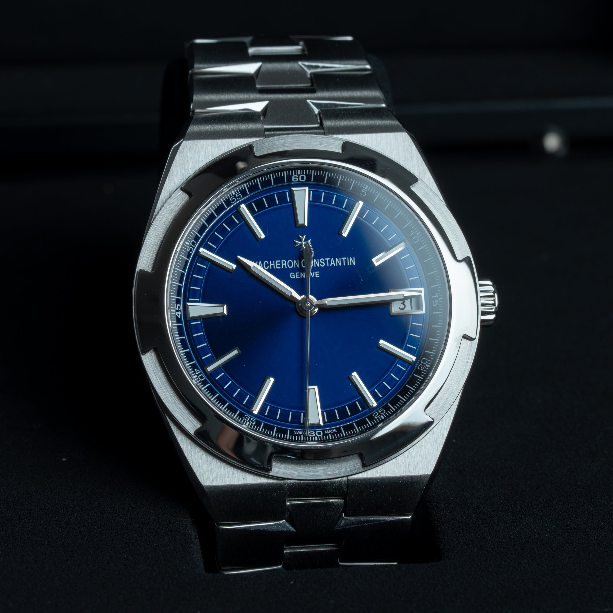 Vacheron Constantin Overseas 4500V Blue 41mm Closeup