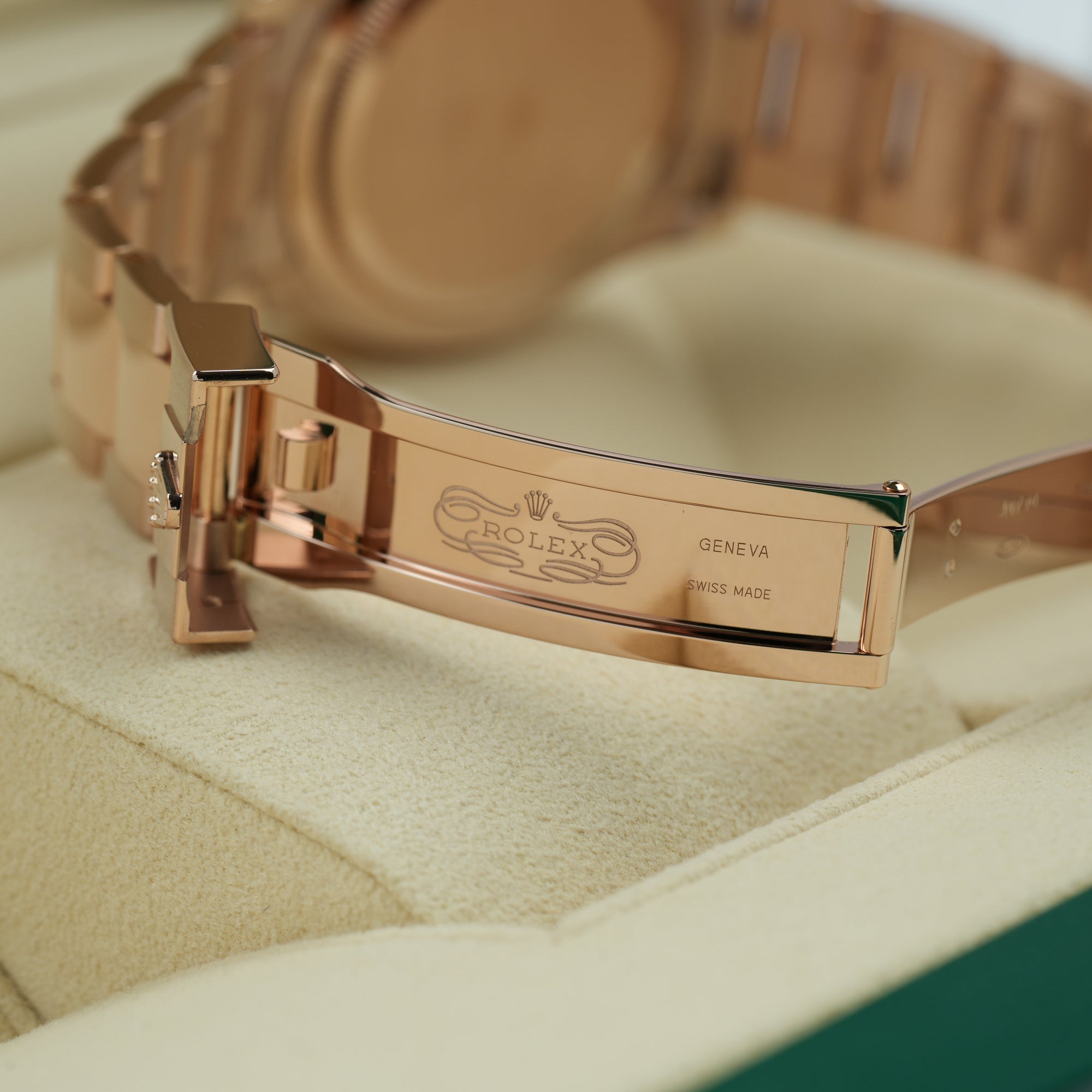 Rolex Daytona 126505 case lug bracelet