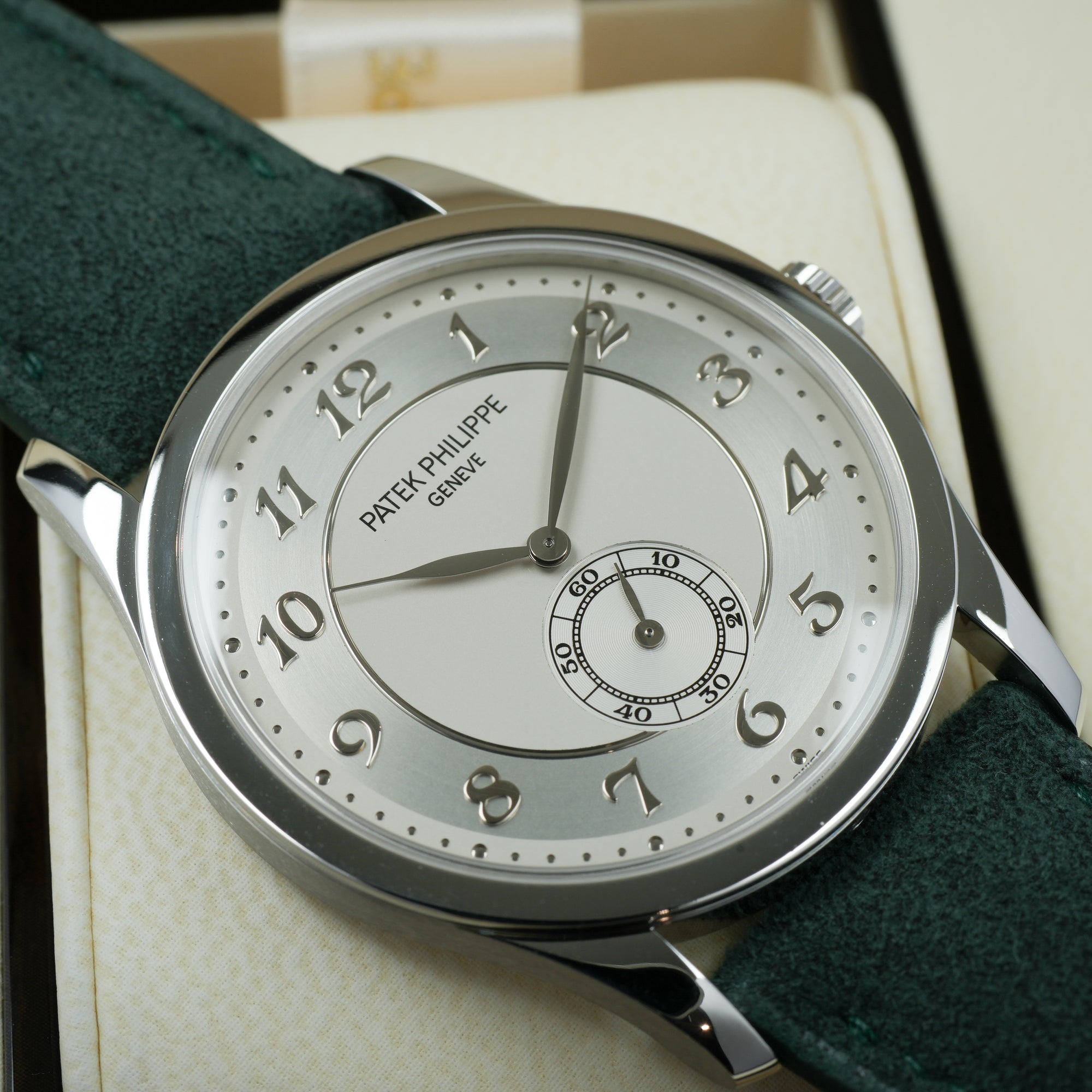 Patek Philippe Calatrava 5196P-001 37mm case platinum