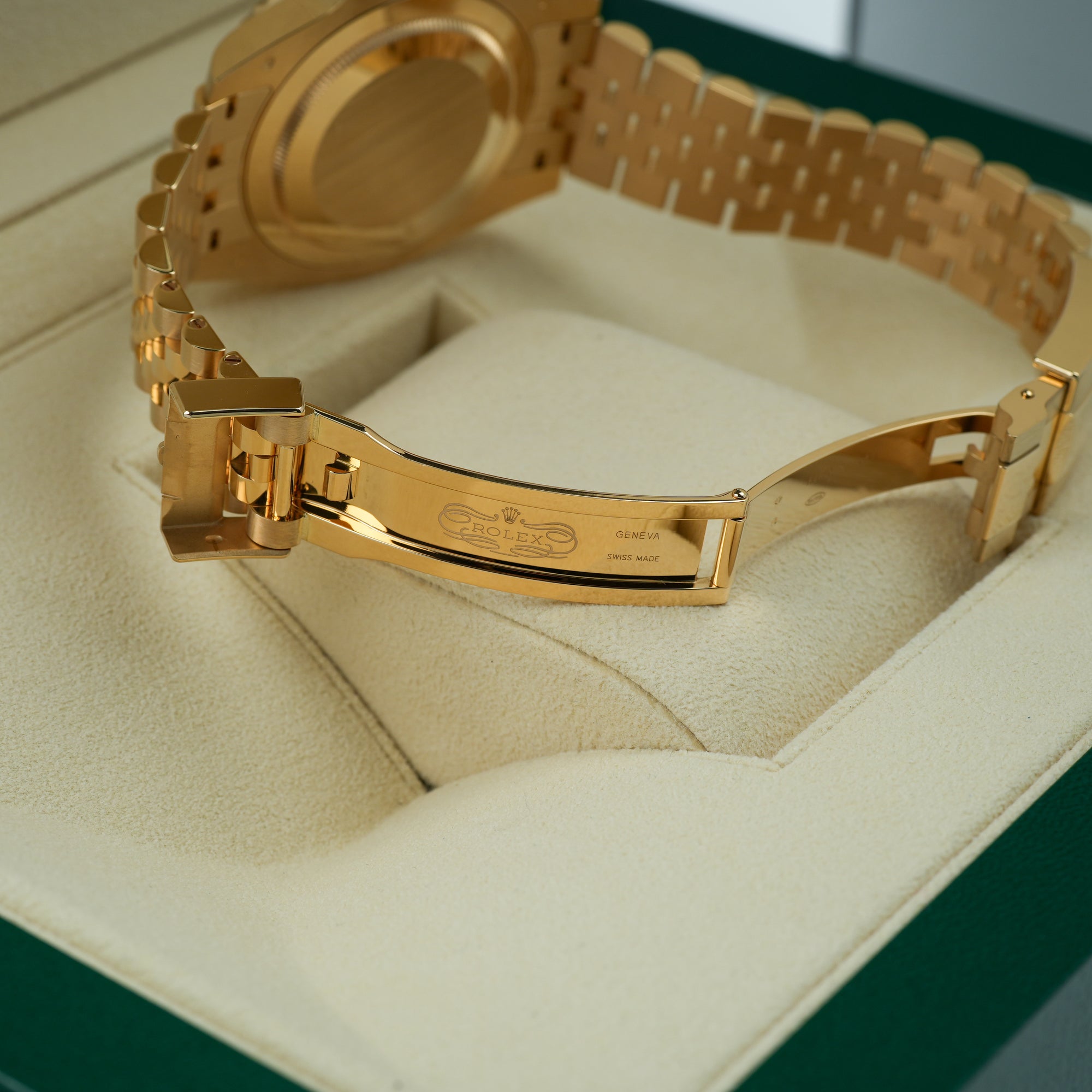 Rolex GMT-Master II 126718GRNR case lug  bracelet