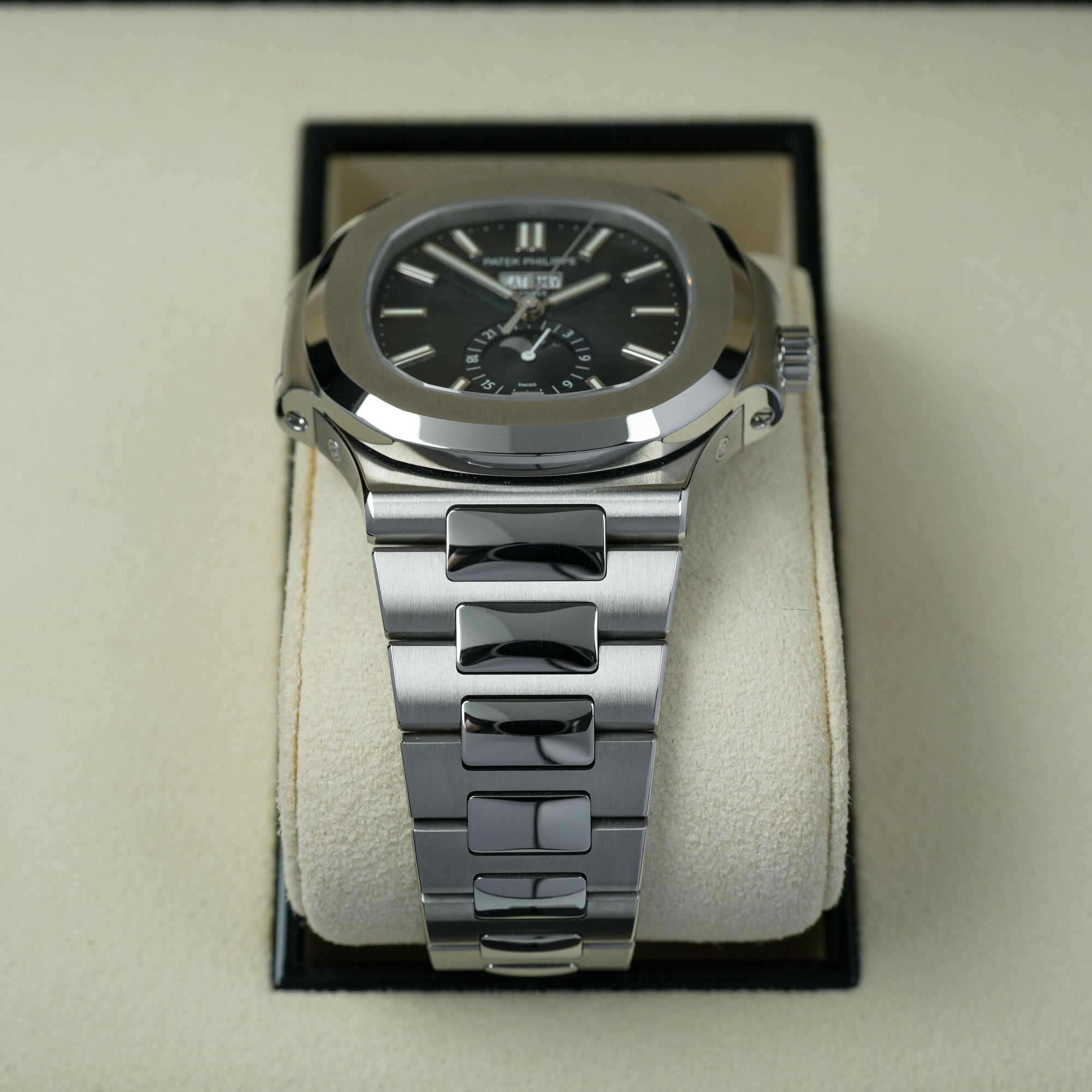 Patek Philippe Nautilus 5726/1A-014 lug case bracelet