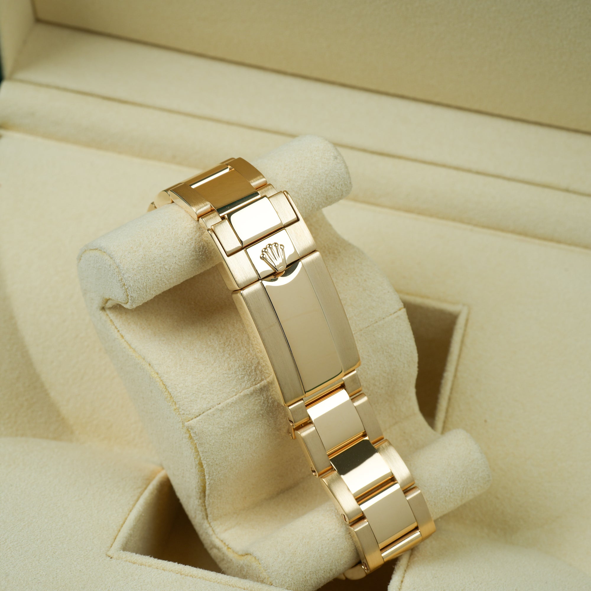 Rolex Yacht-Master II 116688 case lug bracelet clasp