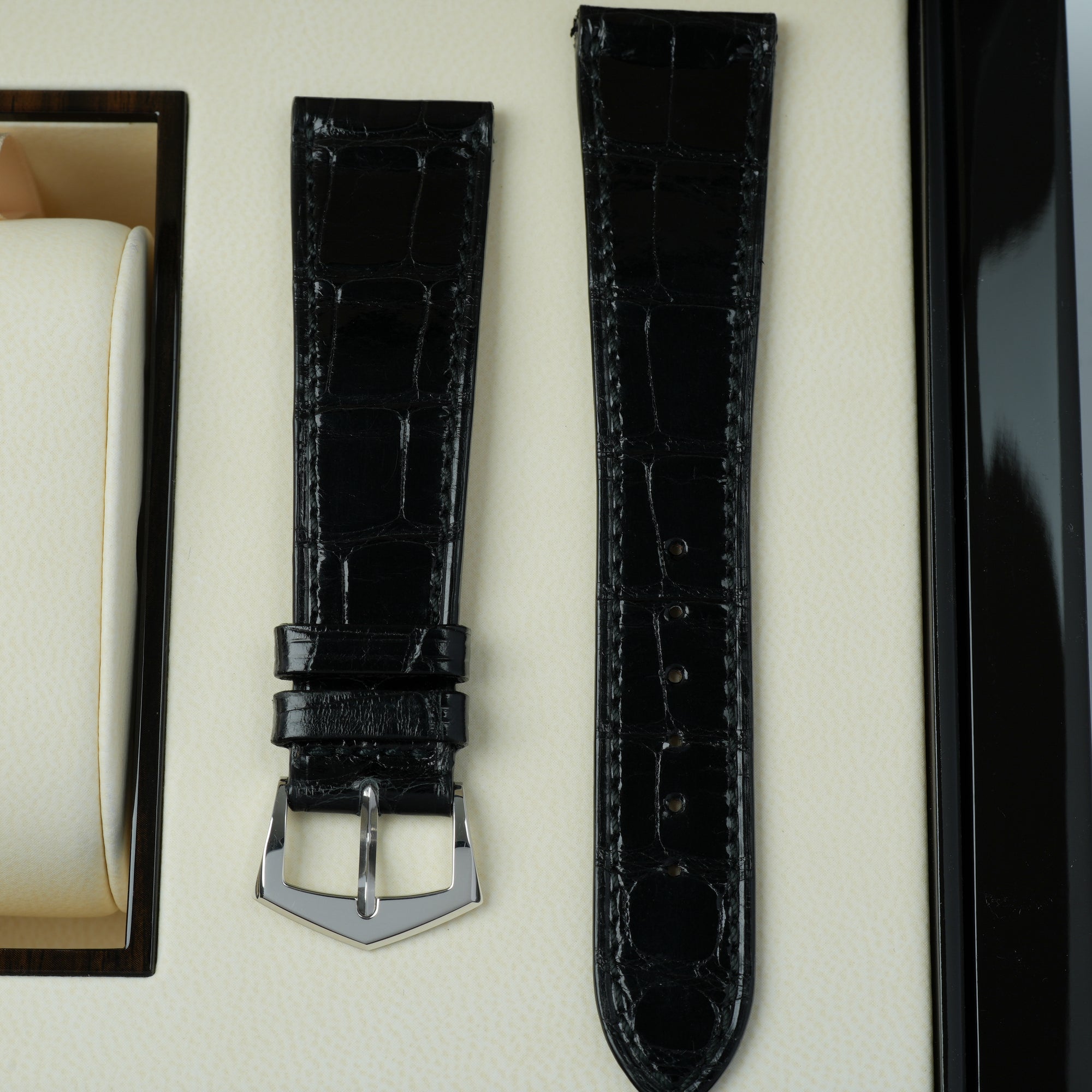 Patek Philippe Calatrava 5196P-001 37mm case platinum strap