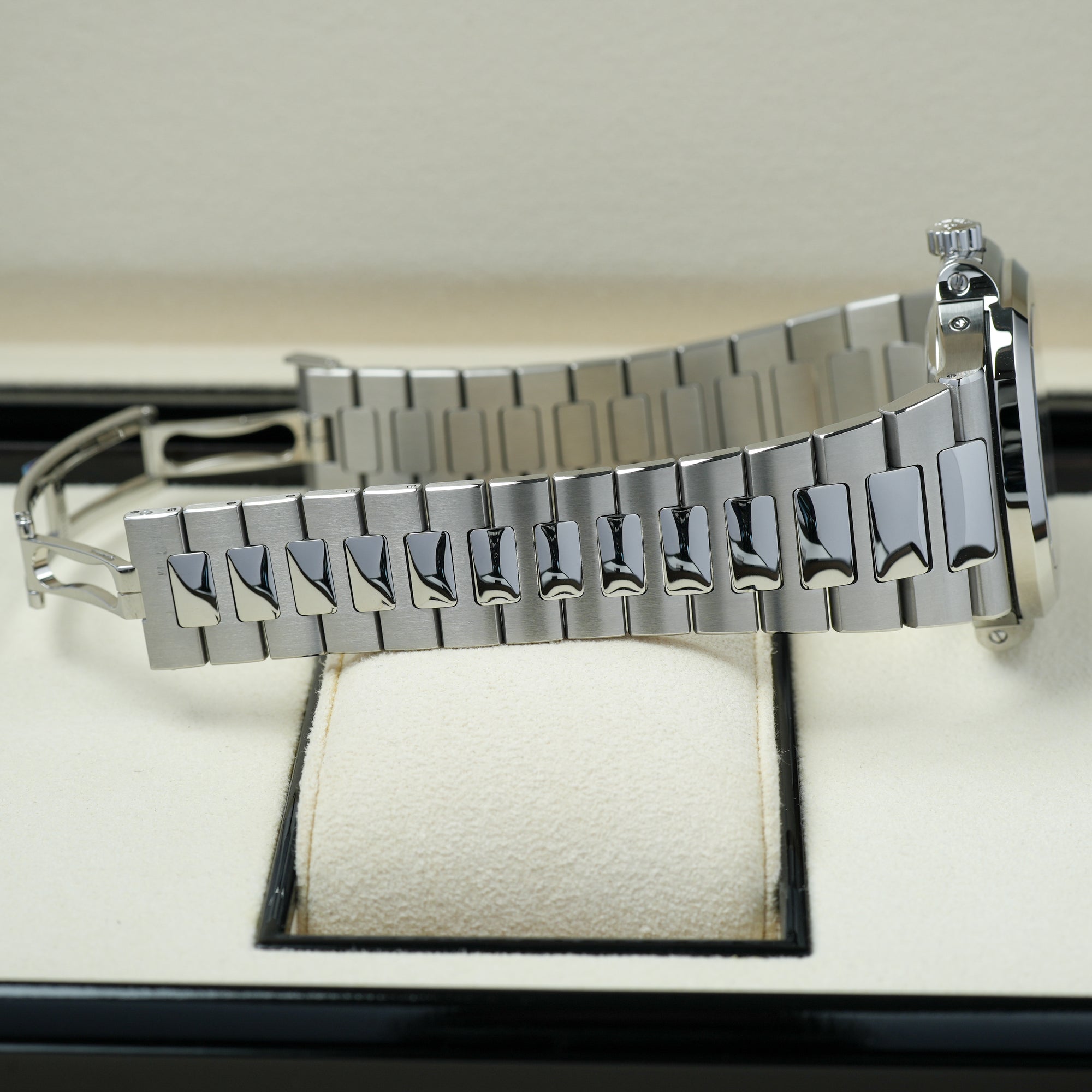 Patek Philippe Nautilus 5726/1A-014 lug case bracelet