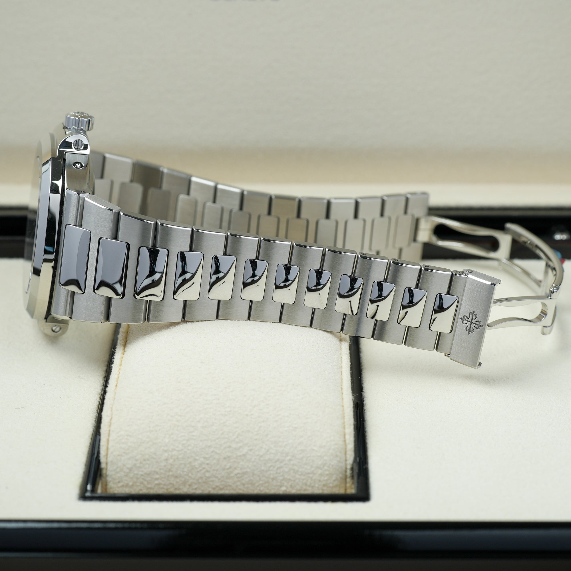 Patek Philippe Nautilus 5726/1A-014 lug case bracelet
