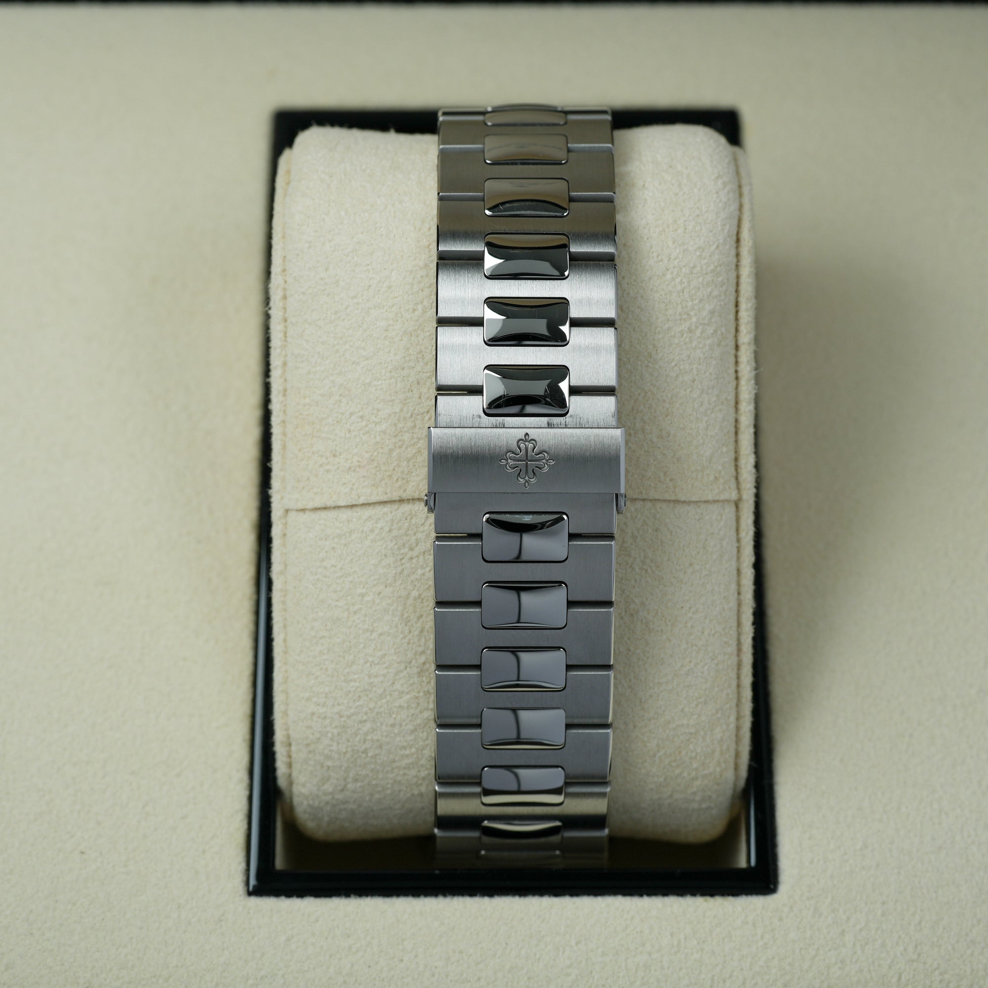 Patek Philippe Nautilus 5726/1A-014 lug case bracelet clasp