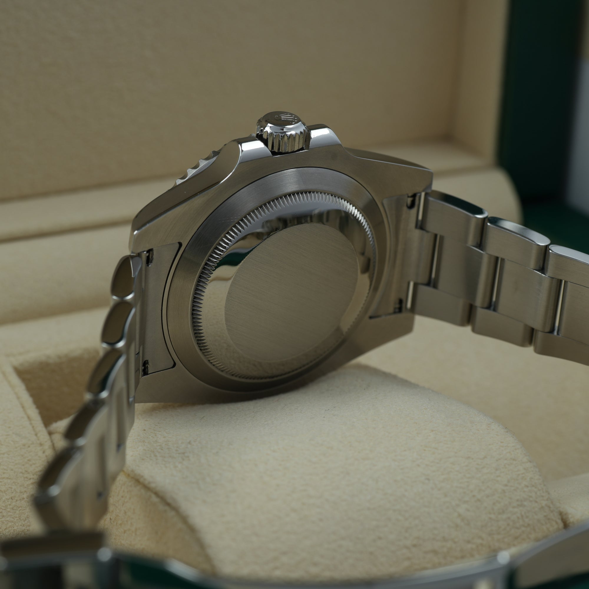 Rolex Submariner Date Hulk 41mm lug case bracelet caseback