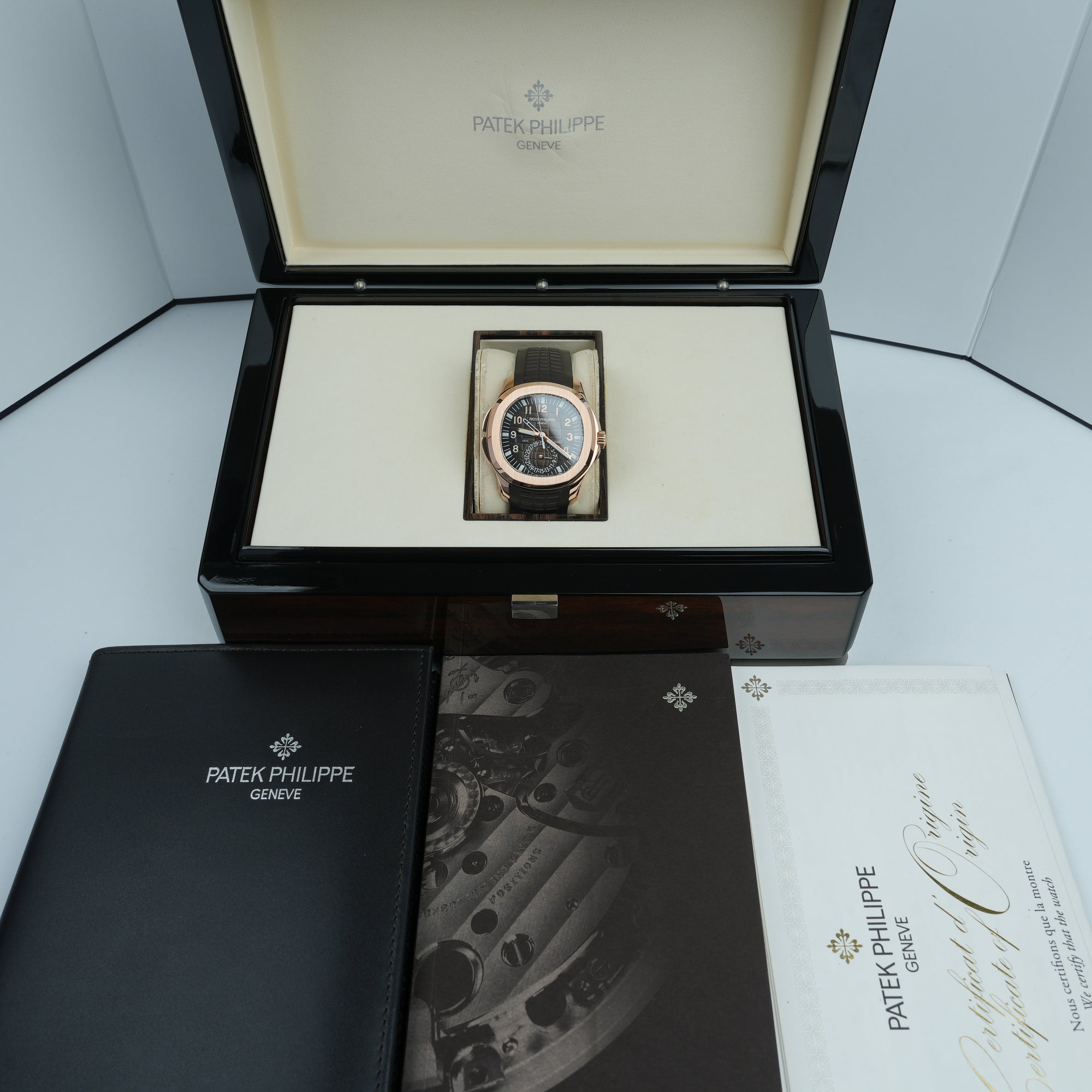 Patek Philippe Aquanaut 5164R-001  full set box papers
