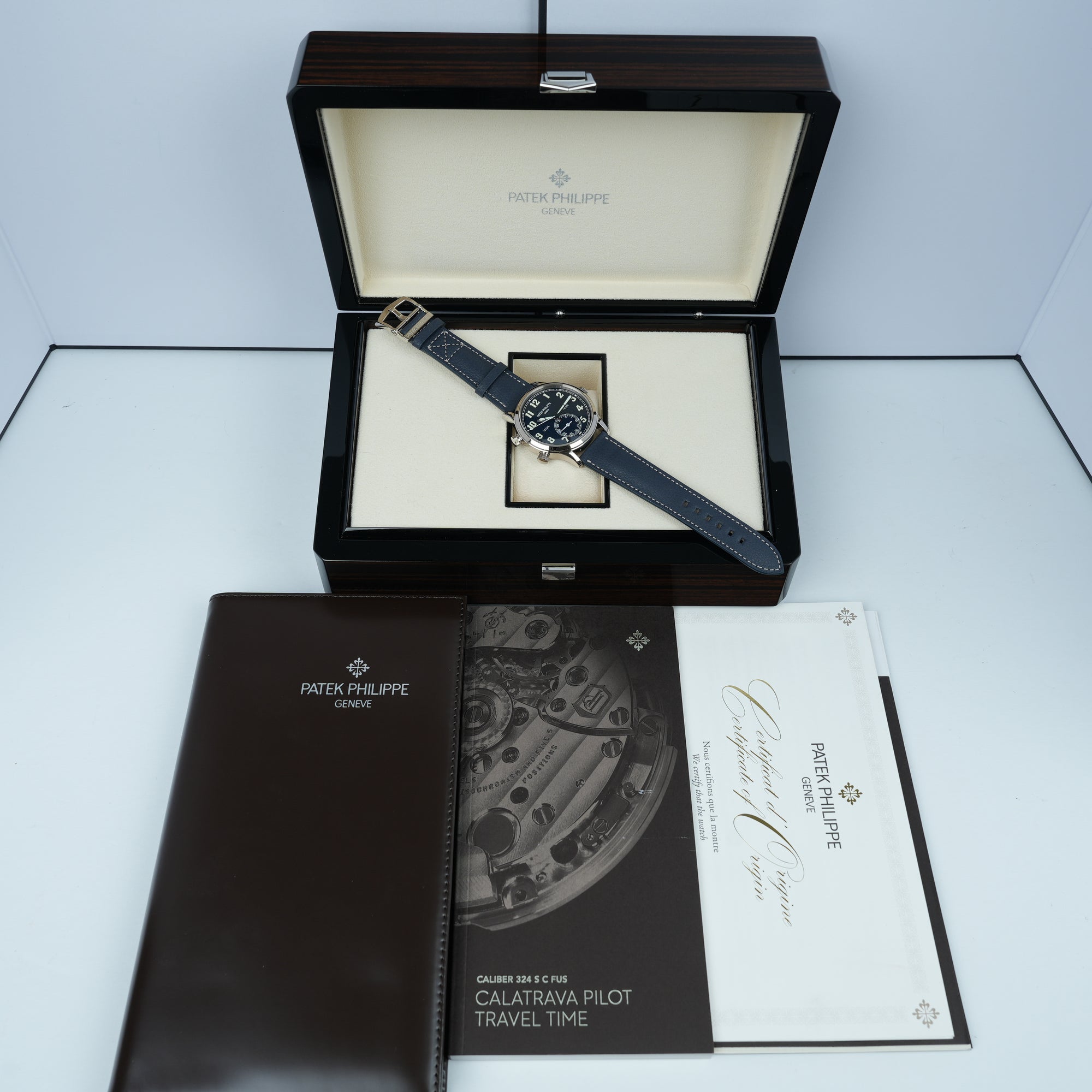 Patek Philippe Calatrava Pilot Travel Time 5524G-001 42mm full set